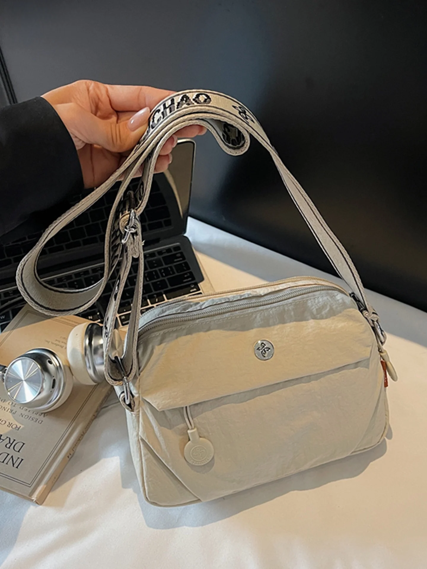 2025 новая женская водонепроницаемая легкая повседневная сумка-мессенджер с широким ремнем, городская простая дорожная сумка на плечо для поездок на работу и путешествий
2025 новая женская водонепроницаемая легкая повседневная сумка-мессенджер с широким ремнем, городская простая дорожная сумка на плечо для поездок на работу и путешествий