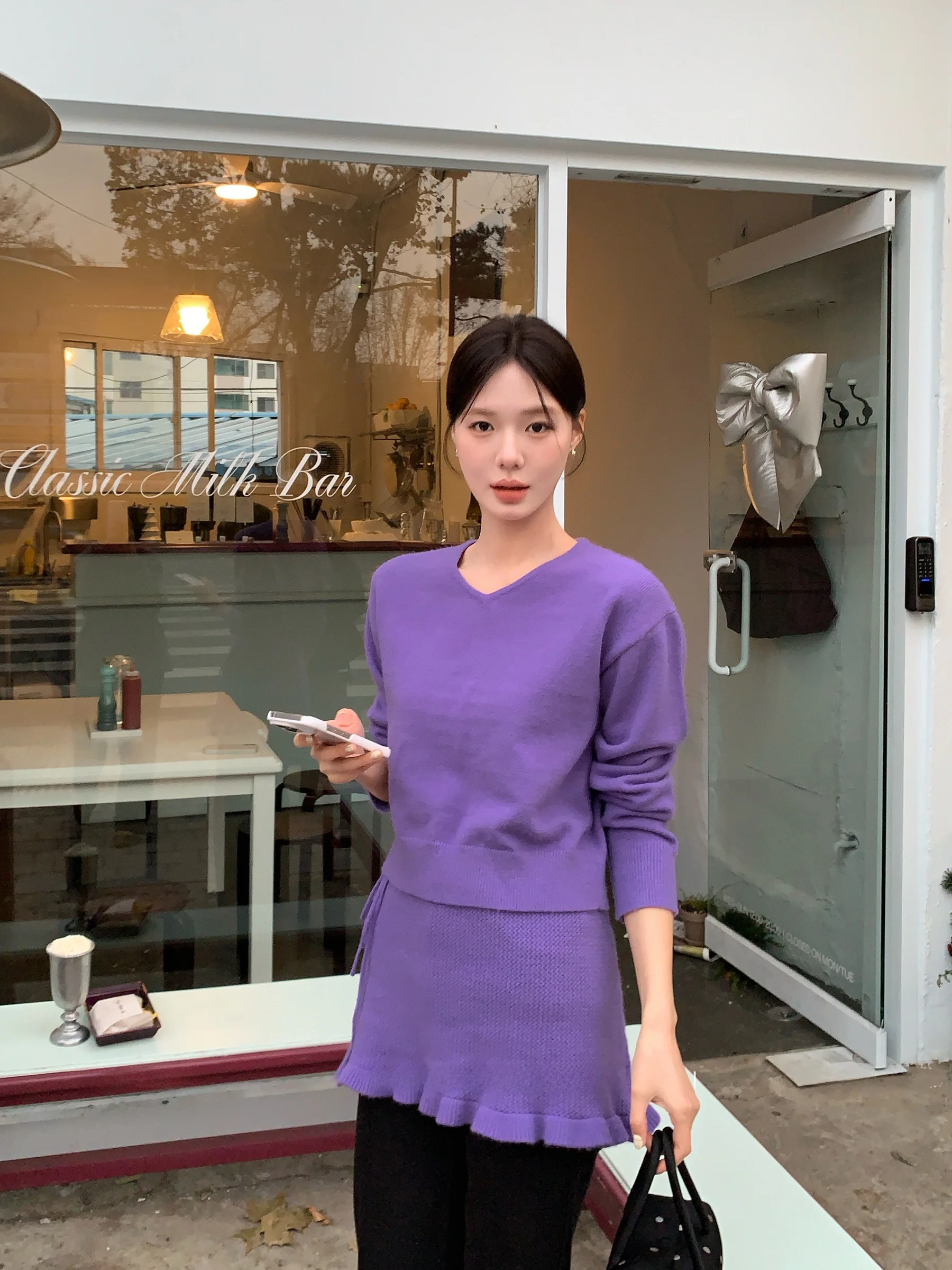 Мягкий свитер с V-образным вырезом, пушистым дизайном и эффектом утяжки, белый, с крупным цветочным узором, модный, официальный, больших размеров.
Мягкий свитер с V-образным вырезом, пушистым дизайном и эффектом утяжки, белый, с крупным цветочным узором, модный, официальный, больших размеров.