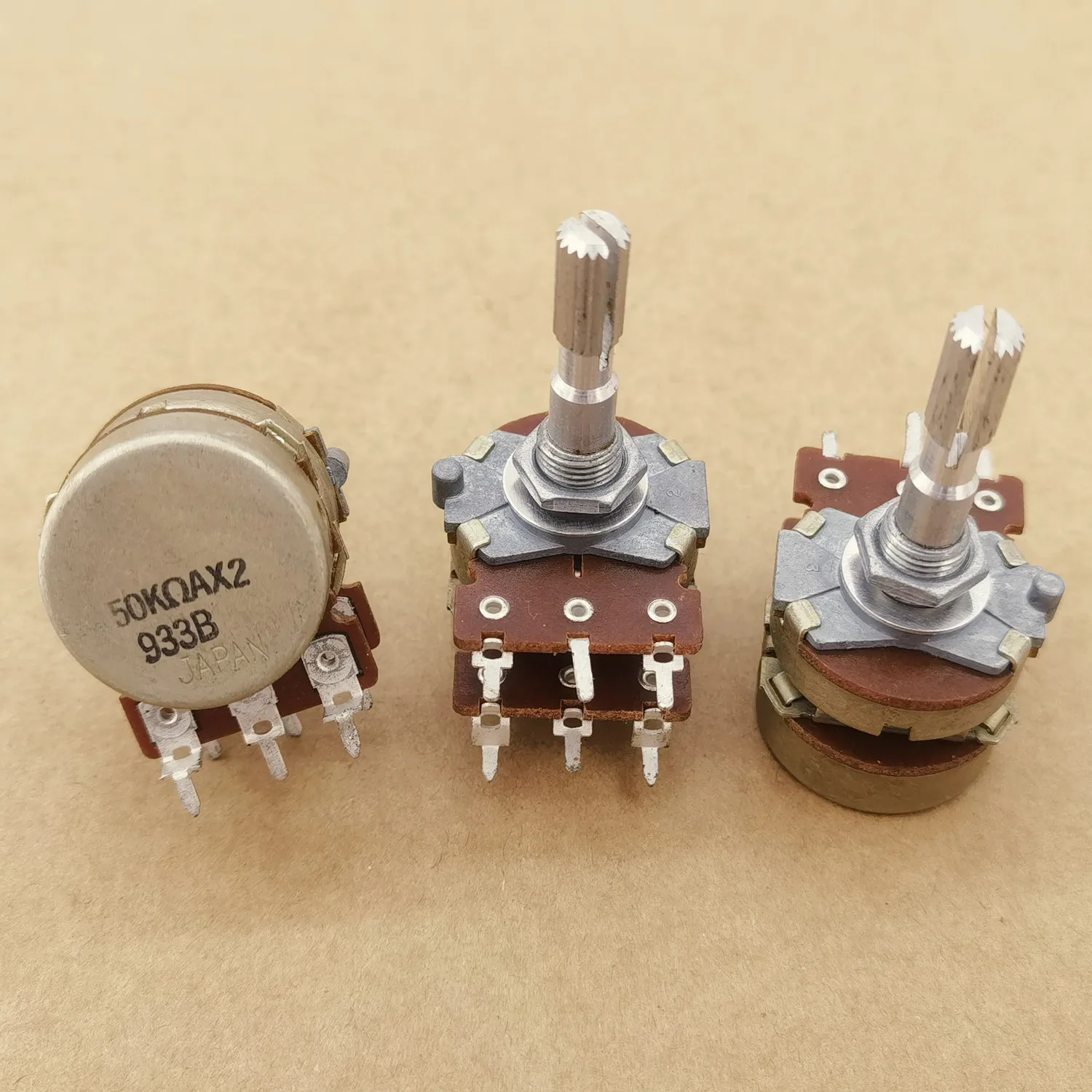 Original new 100% double potentiometer A50K 50KAX2 50KA handle long 30MM plum blossom axis (SWITCH)
Original new 100% double potentiometer A50K 50KAX2 50KA handle long 30MM plum blossom axis (SWITCH)