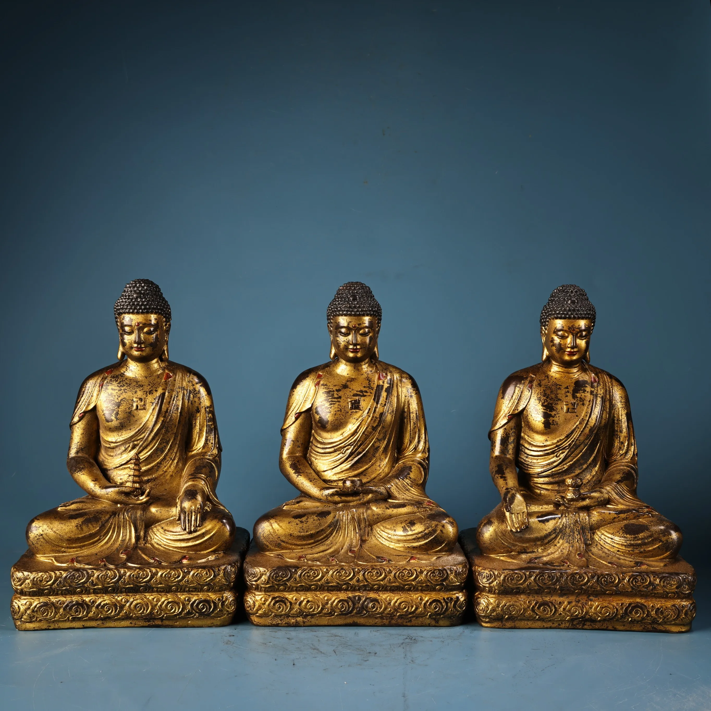 17"Old Bronze Gilded High relief Amitabha Northern Wei Buddha Sambo Buddha a set Shakyamuni Sitting Buddha
17"Old Bronze Gilded High relief Amitabha Northern Wei Buddha Sambo Buddha a set Shakyamuni Sitting Buddha