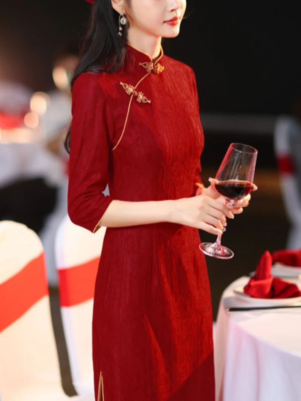 Красное свадебное платье-миди в китайском стиле: новая модная элегантная сенсация для женской свадебной церемонии (платье-ципао)
Красное свадебное платье-миди в китайском стиле: новая модная элегантная сенсация для женской свадебной церемонии (платье-ципао)