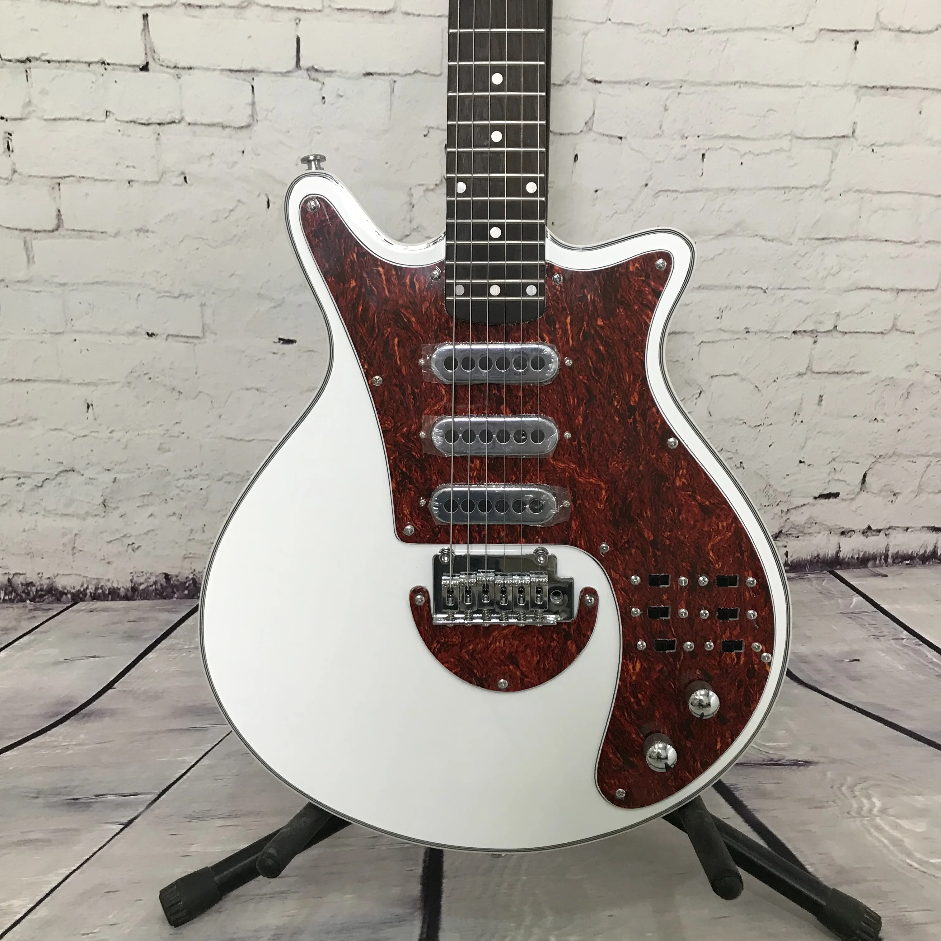 41 Inch White Vintage Style Electric Guitar 3 Single Coil Pickups Tremolo Bridge Fixed Bridge Rock Music Free Shipping
41 Inch White Vintage Style Electric Guitar 3 Single Coil Pickups Tremolo Bridge Fixed Bridge Rock Music Free Shipping