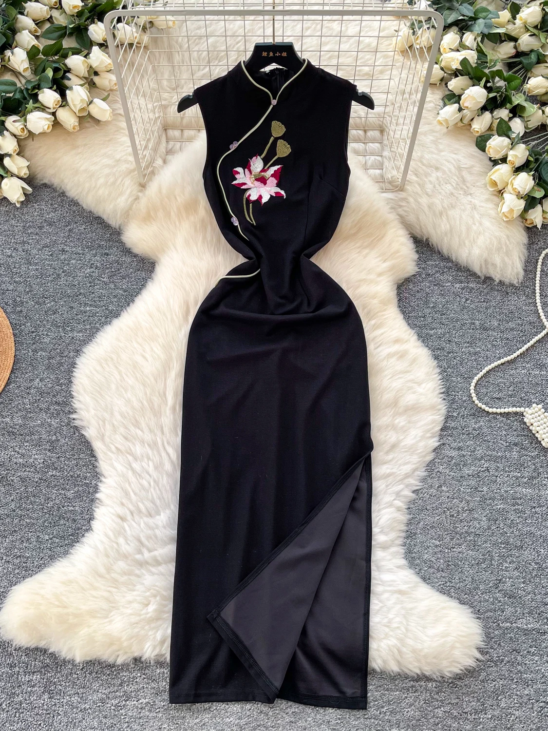 New Chinese Style Sexy Sleeveless Embroidered Dress High Collar Asymmetrical Long Slimming Gown for Women Early Spring Black
New Chinese Style Sexy Sleeveless Embroidered Dress High Collar Asymmetrical Long Slimming Gown for Women Early Spring Black