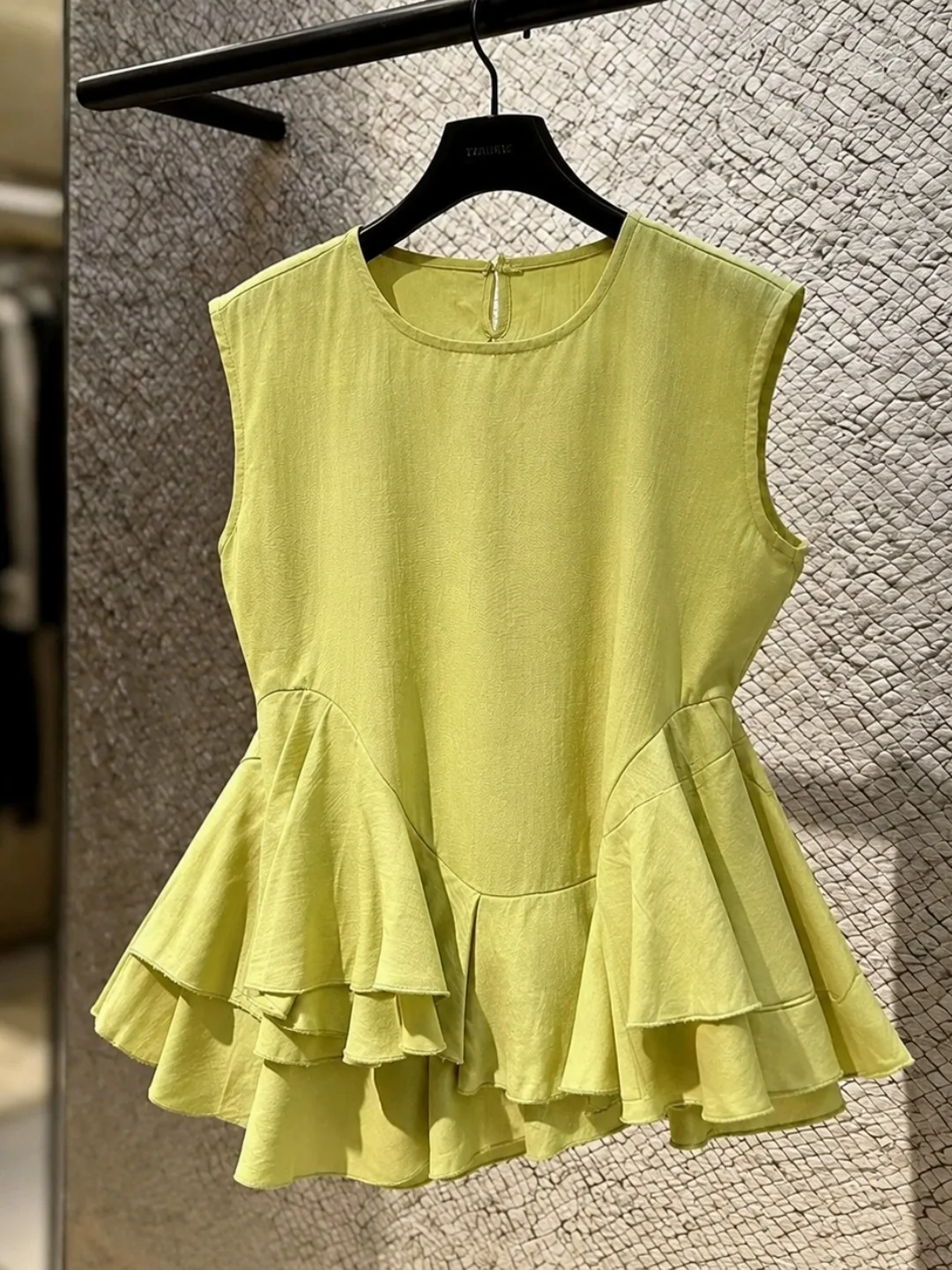Elegant round Neck Sleeveless Slim Fit Vest Soft Lace Hem Summer Comfortable Fashionable Versatile Silk Top Women's Clothing
Elegant round Neck Sleeveless Slim Fit Vest Soft Lace Hem Summer Comfortable Fashionable Versatile Silk Top Women's Clothing