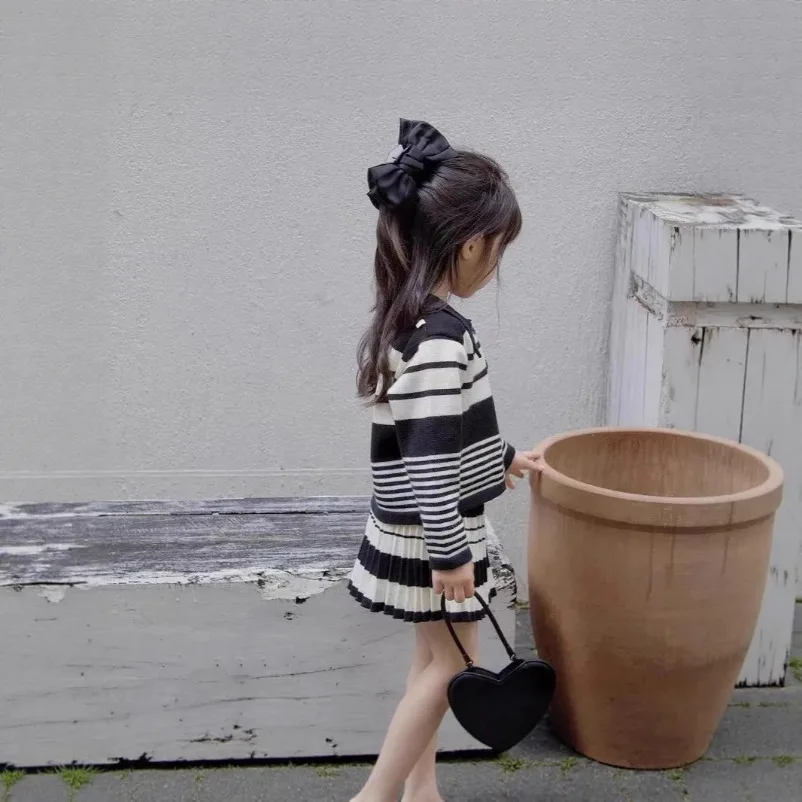 Детский костюм-свитер, комплект с юбкой для маленьких девочек, вязаный свитер, кардиган + плиссированная юбка, костюм из двух предметов, новинка осени 2023 г.
Детский костюм-свитер, комплект с юбкой для маленьких девочек, вязаный свитер, кардиган + плиссированная юбка, костюм из двух предметов, новинка осени 2023 г.