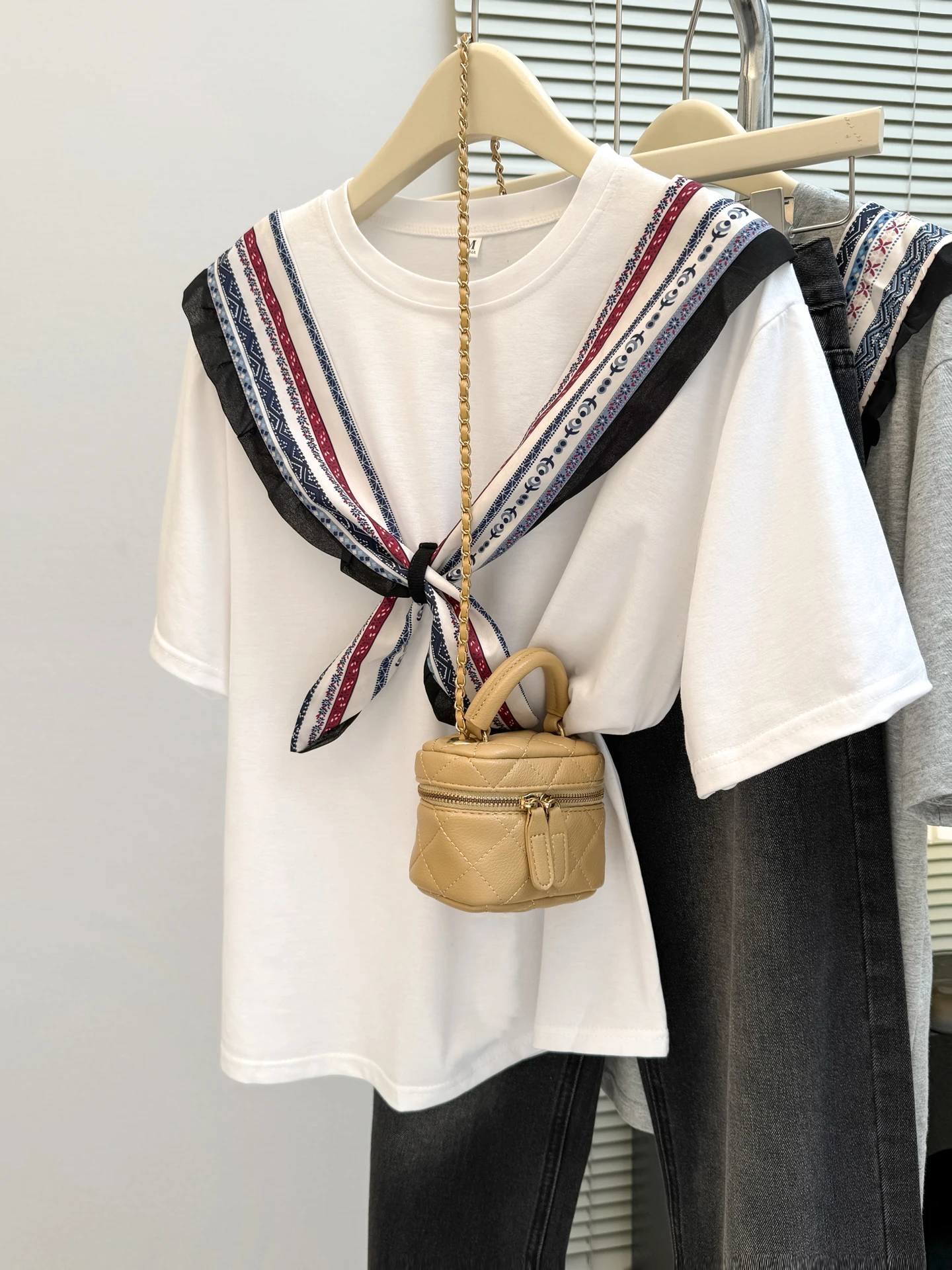 Дизайнерская свободная женская футболка с коротким рукавом, летняя повседневная, в корейском стиле, с эффектом двухслойности, с подплечниками, для стройнящего эффекта
Дизайнерская свободная женская футболка с коротким рукавом, летняя повседневная, в корейском стиле, с эффектом двухслойности, с подплечниками, для стройнящего эффекта