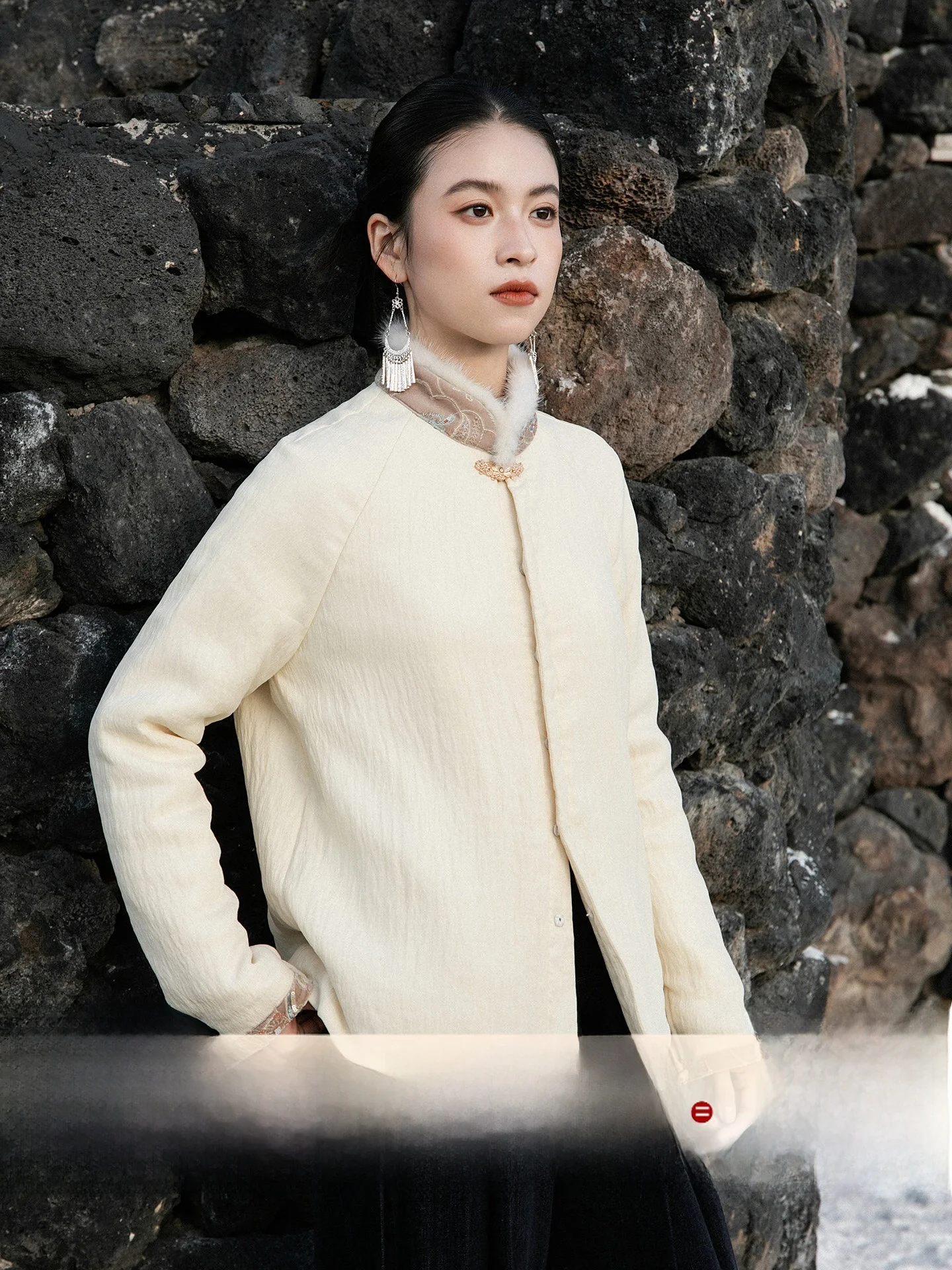 Хлопковая куртка с вышивкой вручную и вставками из меха норки, простой дизайн, удобная для повседневной носки, с длинными рукавами, воротником-стойкой и одной пуговицей.
Хлопковая куртка с вышивкой вручную и вставками из меха норки, простой дизайн, удобная для повседневной носки, с длинными рукавами, воротником-стойкой и одной пуговицей.