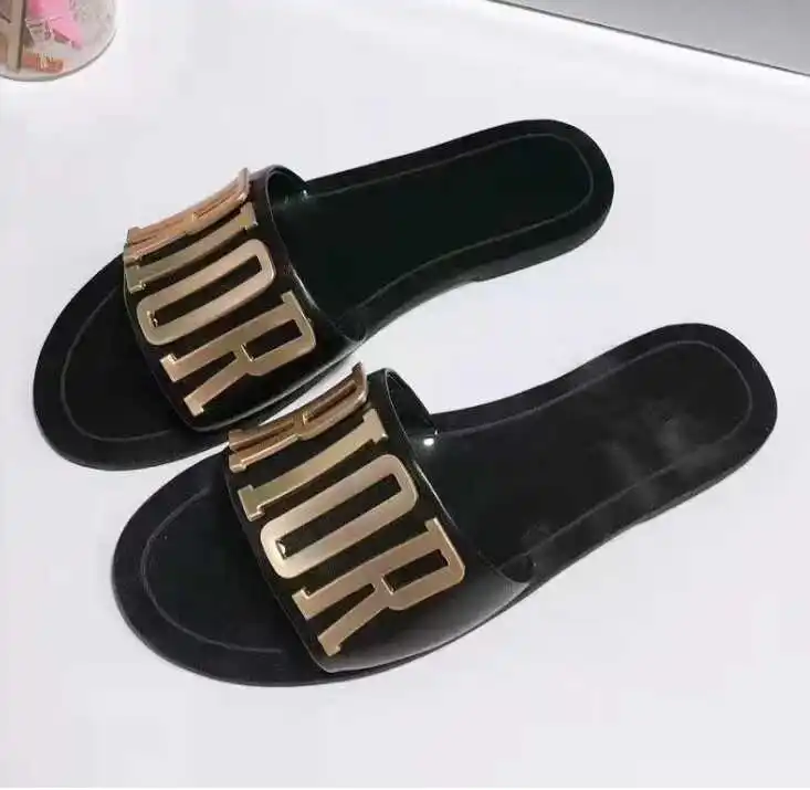 New logo letter metal buckle fashionable and versatile women's shoes for wearing flat bottomed beach slippers
New logo letter metal buckle fashionable and versatile women's shoes for wearing flat bottomed beach slippers