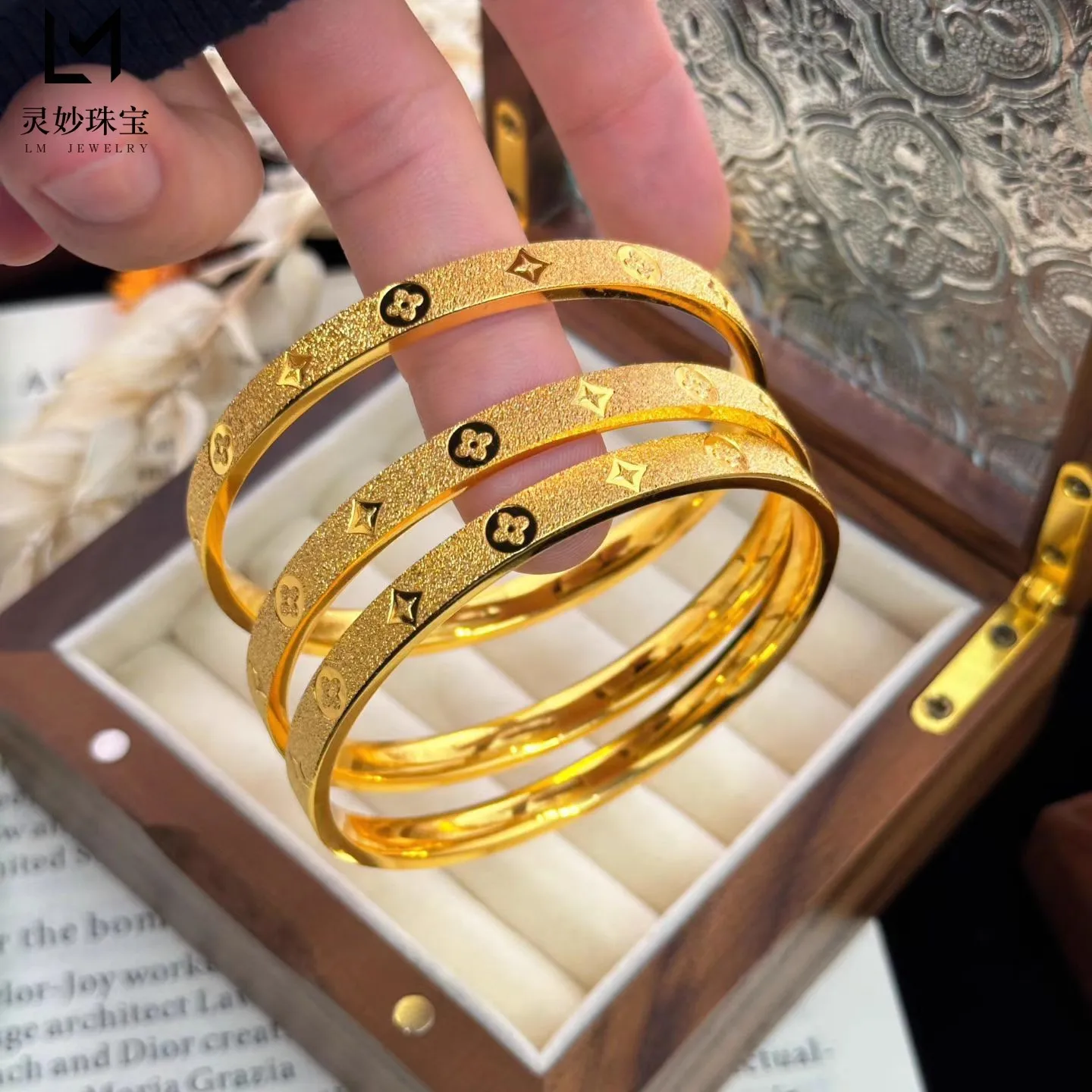 Женский браслет Starry Sky из 24-каратного золота AU999, золотой браслет в стиле ретро, нежный и элегантный, идеально подходит для стильных нарядов
Женский браслет Starry Sky из 24-каратного золота AU999, золотой браслет в стиле ретро, нежный и элегантный, идеально подходит для стильных нарядов