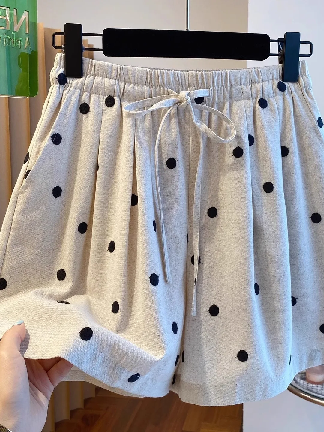 Высококачественные летние легкие льняные шорты в горошек большого размера, свободные широкие брюки А-силуэта для мужчин, повседневные шорты с высокой талией
Высококачественные летние легкие льняные шорты в горошек большого размера, свободные широкие брюки А-силуэта для мужчин, повседневные шорты с высокой талией