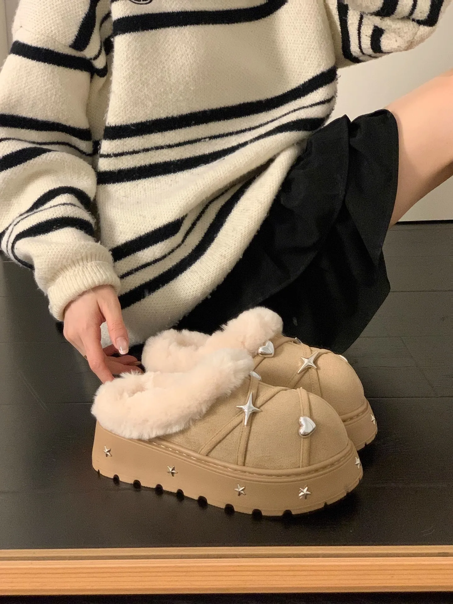 Женские утепленные хлопковые тапочки-слипоны на флисовой подкладке, осенне-зимние, новые, теплые, повседневные, модные, с круглым носком, на резиновой подошве
Женские утепленные хлопковые тапочки-слипоны на флисовой подкладке, осенне-зимние, новые, теплые, повседневные, модные, с круглым носком, на резиновой подошве