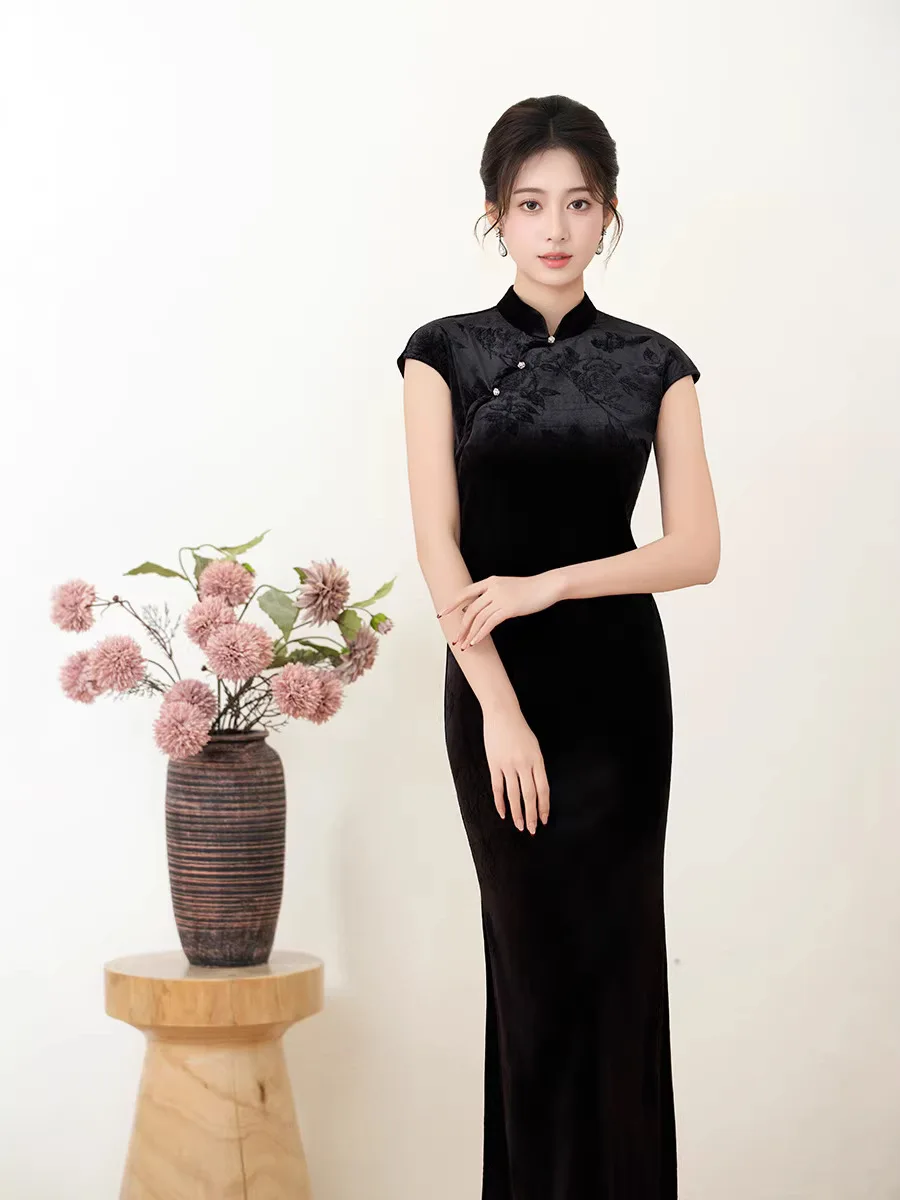 Новое улучшенное вечернее платье в китайском стиле Ципао, черное, без рукавов, бархатное, осенняя коллекция 2026, большие размеры
Новое улучшенное вечернее платье в китайском стиле Ципао, черное, без рукавов, бархатное, осенняя коллекция 2026, большие размеры