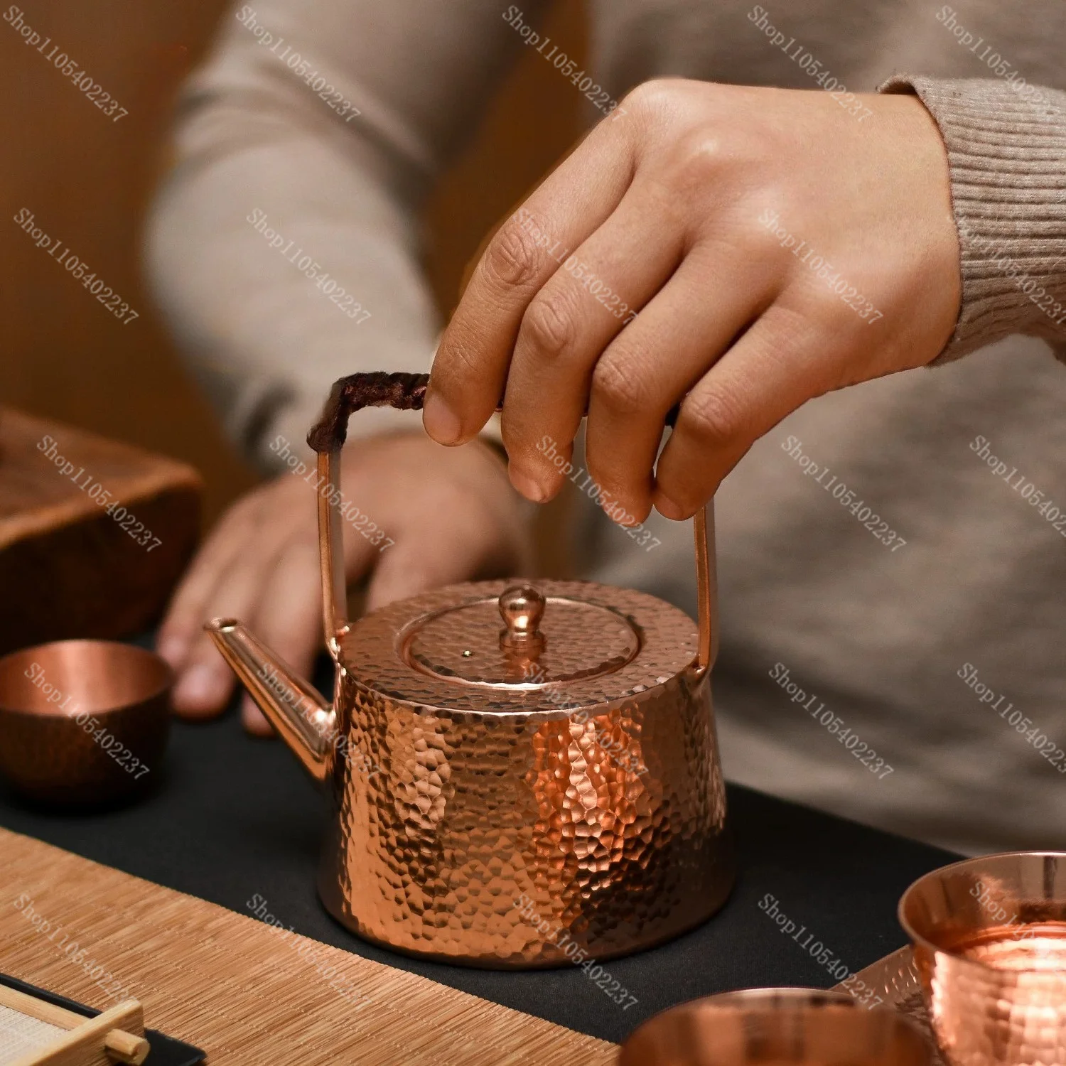 Handmade Small Pure Copper Handle Teapot Kettle for Boiling Water Kung Fu Tea Pot Retro Home Craft
Handmade Small Pure Copper Handle Teapot Kettle for Boiling Water Kung Fu Tea Pot Retro Home Craft