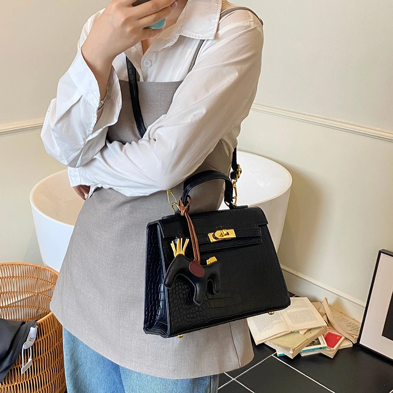 Шикарная винтажная модная сумка в минималистском дизайне с классической кожей и большой вместительностью для женщин, повседневное модное использование
Шикарная винтажная модная сумка в минималистском дизайне с классической кожей и большой вместительностью для женщин, повседневное модное использование