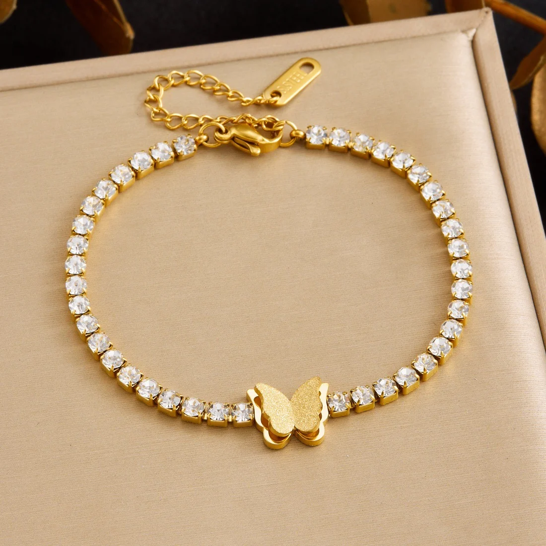 18K Gold Plated Matte Butterfly Tennis Bracelet 316L Stainless Steel Round Zircon Inlaid Adjustable Wrist Jewelry for Women Gift
18K Gold Plated Matte Butterfly Tennis Bracelet 316L Stainless Steel Round Zircon Inlaid Adjustable Wrist Jewelry for Women Gift