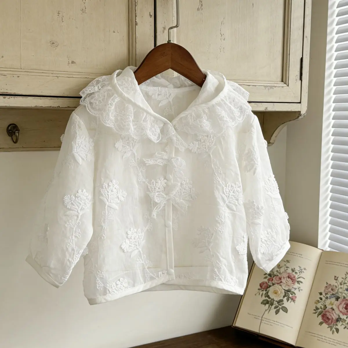 2026 Summer New Children Long Sleeve Coat Girls Flower Lace Embroidery Sunscreen Clothing Kids Toddler Hooded Cardigan Jacket
2026 Summer New Children Long Sleeve Coat Girls Flower Lace Embroidery Sunscreen Clothing Kids Toddler Hooded Cardigan Jacket
