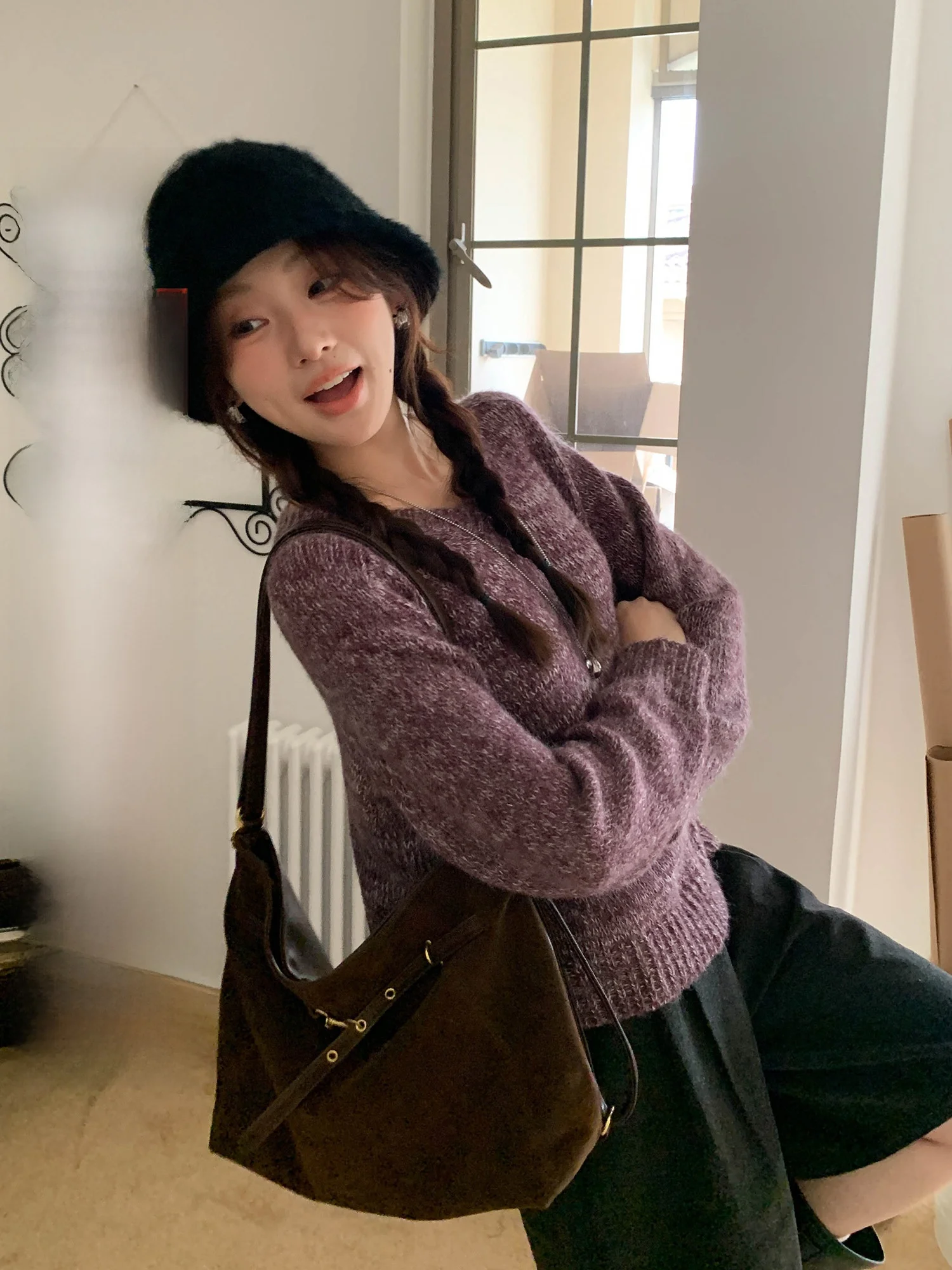 Корейский женский шерстяной свитер с V-образным вырезом, осенне-зимний, в стиле Lazy Fashion, вязаный топ свободного кроя с длинными рукавами, теплый
Корейский женский шерстяной свитер с V-образным вырезом, осенне-зимний, в стиле Lazy Fashion, вязаный топ свободного кроя с длинными рукавами, теплый