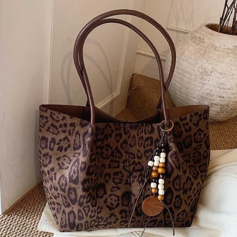 2025 Women's Autumn New Fashionable Leopard Pattern Large Capacity Handbag Texture Retro Niche Shoulder Bag Commuter Tote Bag
2025 Women's Autumn New Fashionable Leopard Pattern Large Capacity Handbag Texture Retro Niche Shoulder Bag Commuter Tote Bag