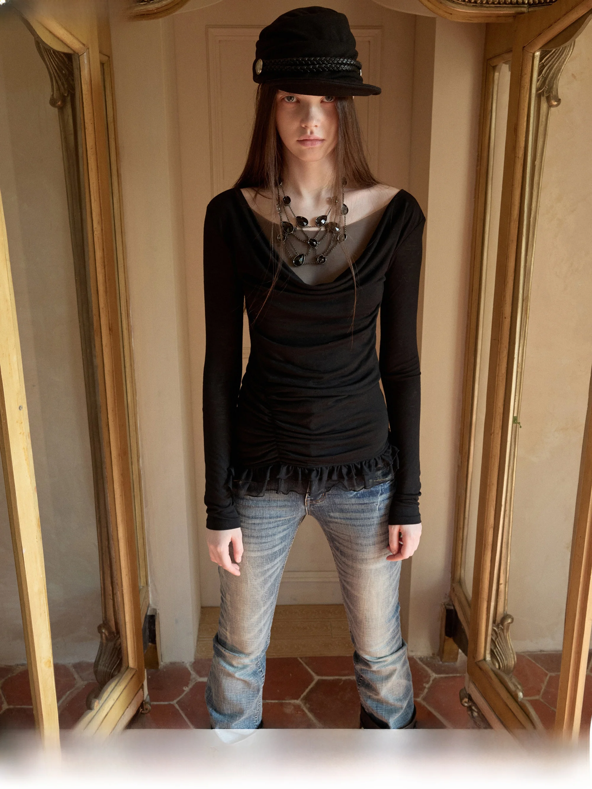 Женский топ JINN STUDIO с винтажным воротником-рюшем, двойным слоем, плиссировкой по бокам и кружевной отделкой, облегающий крой
Женский топ JINN STUDIO с винтажным воротником-рюшем, двойным слоем, плиссировкой по бокам и кружевной отделкой, облегающий крой