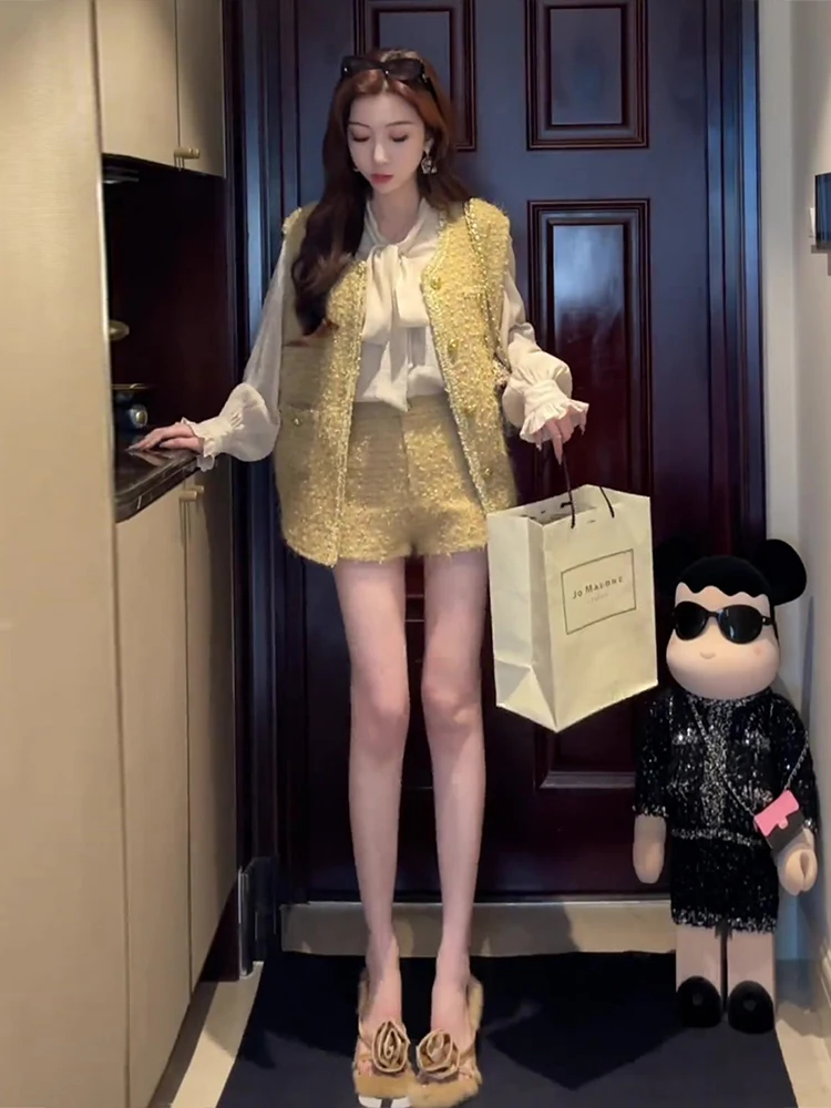 Модный комплект из трех предметов: укороченные брюки с высокой талией, вязаный твидовый жилет с длинными рукавами и футболка. Новинка осенне-весеннего сезона для женщин.
Модный комплект из трех предметов: укороченные брюки с высокой талией, вязаный твидовый жилет с длинными рукавами и футболка. Новинка осенне-весеннего сезона для женщин.