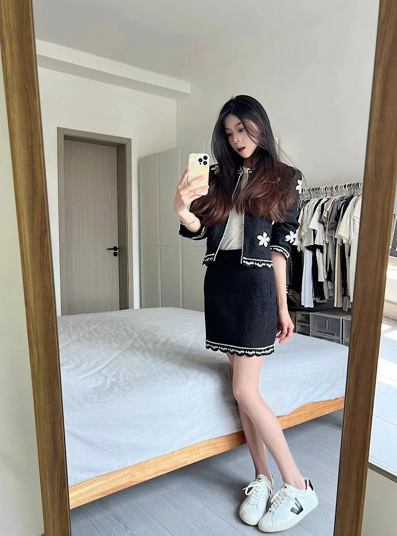 Sweet Hot Girl Suit Women's Autumn/Winter O-neck Pearl Flower Coat High Waist Mini Skirt Two-piece Set Fashion Female Clothes
Sweet Hot Girl Suit Women's Autumn/Winter O-neck Pearl Flower Coat High Waist Mini Skirt Two-piece Set Fashion Female Clothes