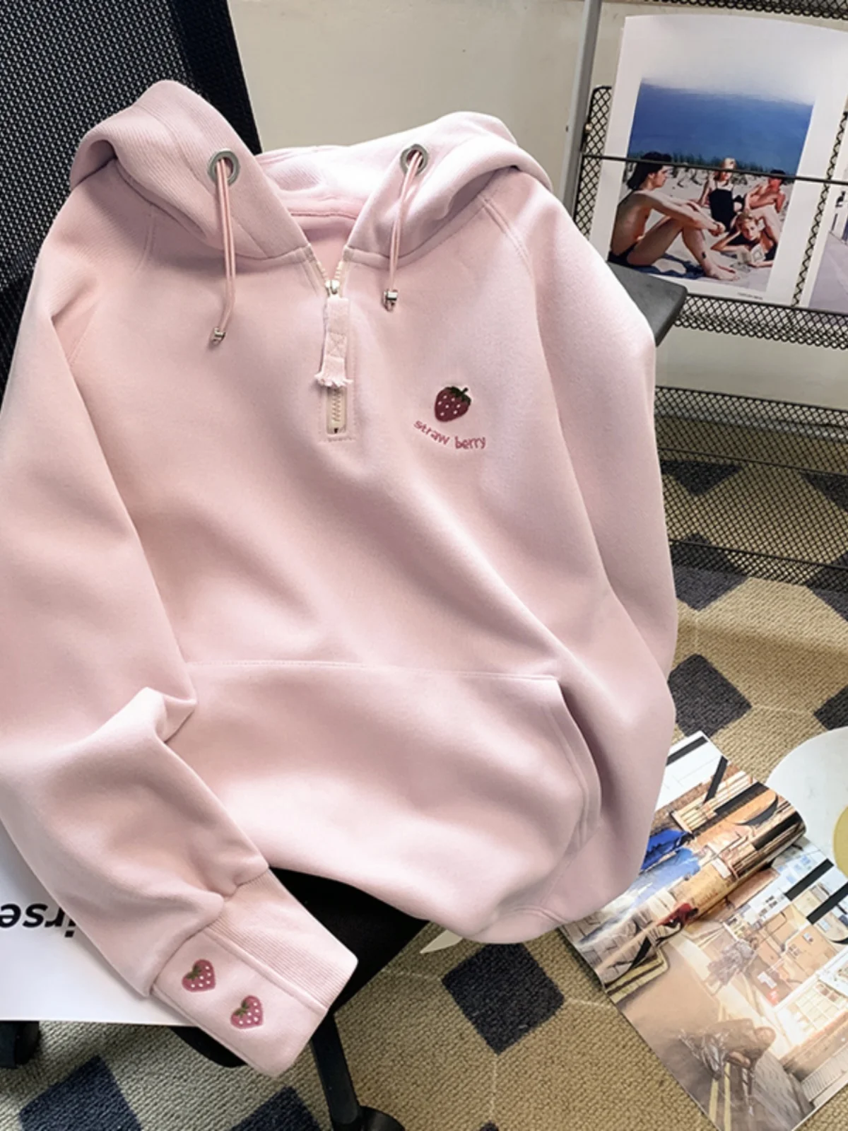 Pink Strawberry Embroidery Hoodie Sweatshirt Loose Fit Autumn Winter New Style Women's Casual Comfortable Cotton Polyester
Pink Strawberry Embroidery Hoodie Sweatshirt Loose Fit Autumn Winter New Style Women's Casual Comfortable Cotton Polyester