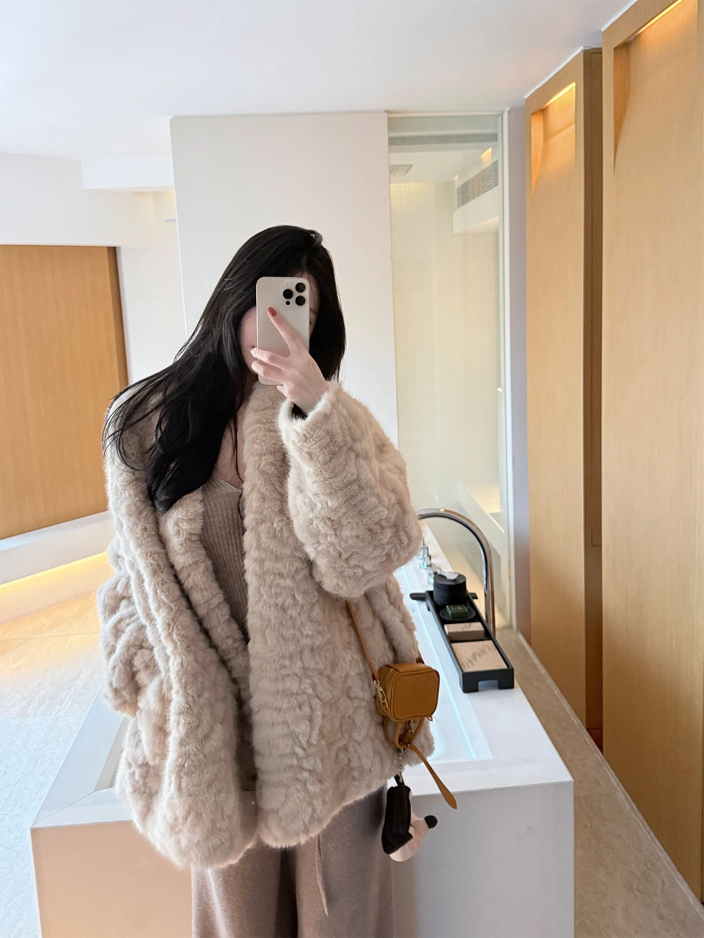 Женская куртка LaaReeToo из искусственного меха под овчину, экологичная, теплая, плюшевая, весна-осень, новая модель, со вставками из кожи и меха
Женская куртка LaaReeToo из искусственного меха под овчину, экологичная, теплая, плюшевая, весна-осень, новая модель, со вставками из кожи и меха