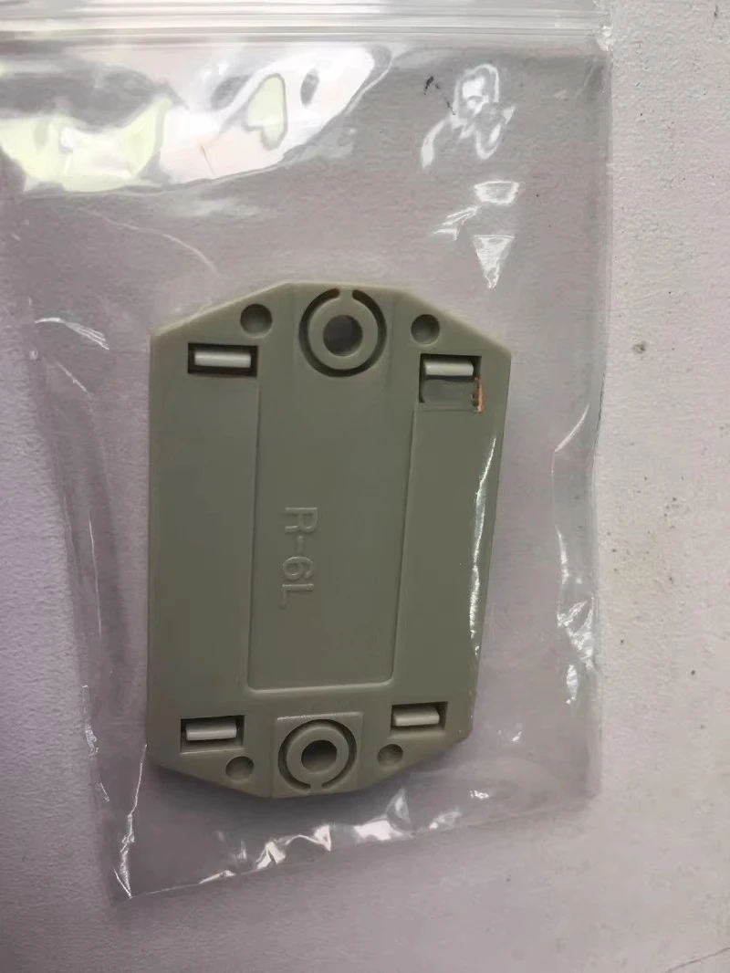 Новая светоотражающая пластина R-6L 2026 года, абсолютно новая, оригинальная, в наличии.
Новая светоотражающая пластина R-6L 2026 года, абсолютно новая, оригинальная, в наличии.