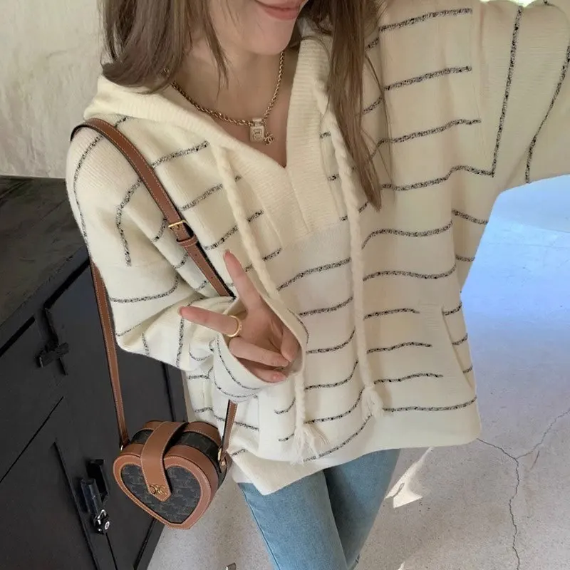 Осень-зима 2024, новый женский свитер с капюшоном, пуловер, свободный повседневный полосатый вязаный топ с длинными рукавами, элегантный трикотаж
Осень-зима 2024, новый женский свитер с капюшоном, пуловер, свободный повседневный полосатый вязаный топ с длинными рукавами, элегантный трикотаж