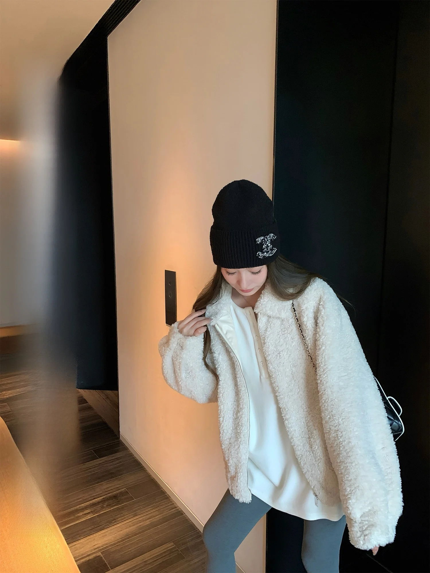 Hhi Women's White Lamb Fur Jaet Casual Sle Long Sve Zipper Closure Faionable All-Match Synthetic Fur Coat
Hhi Women's White Lamb Fur Jaet Casual Sle Long Sve Zipper Closure Faionable All-Match Synthetic Fur Coat