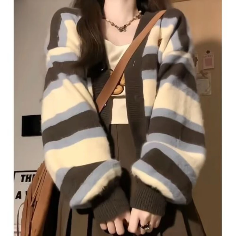 Small Creamy Outfit with Striped Contrasting Sweater Jacket Sweet and Loose Knit Cardigan
Small Creamy Outfit with Striped Contrasting Sweater Jacket Sweet and Loose Knit Cardigan
