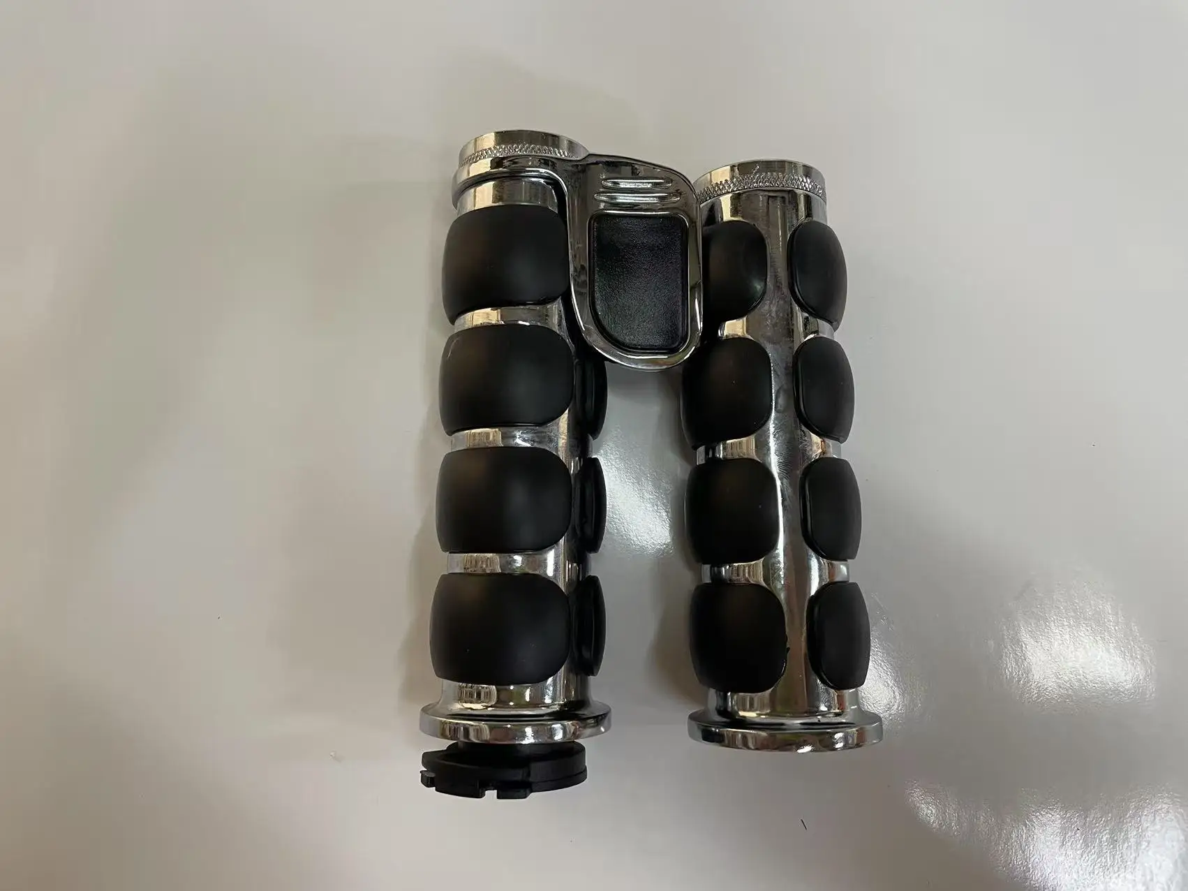 Motorcycle 1" 25mm Skull Rubber Slip Handlebar Hand Grips For Harley Honda Kawasaki Suzuki Yamaha Bikes Cruiser Chopper Custom
Motorcycle 1" 25mm Skull Rubber Slip Handlebar Hand Grips For Harley Honda Kawasaki Suzuki Yamaha Bikes Cruiser Chopper Custom