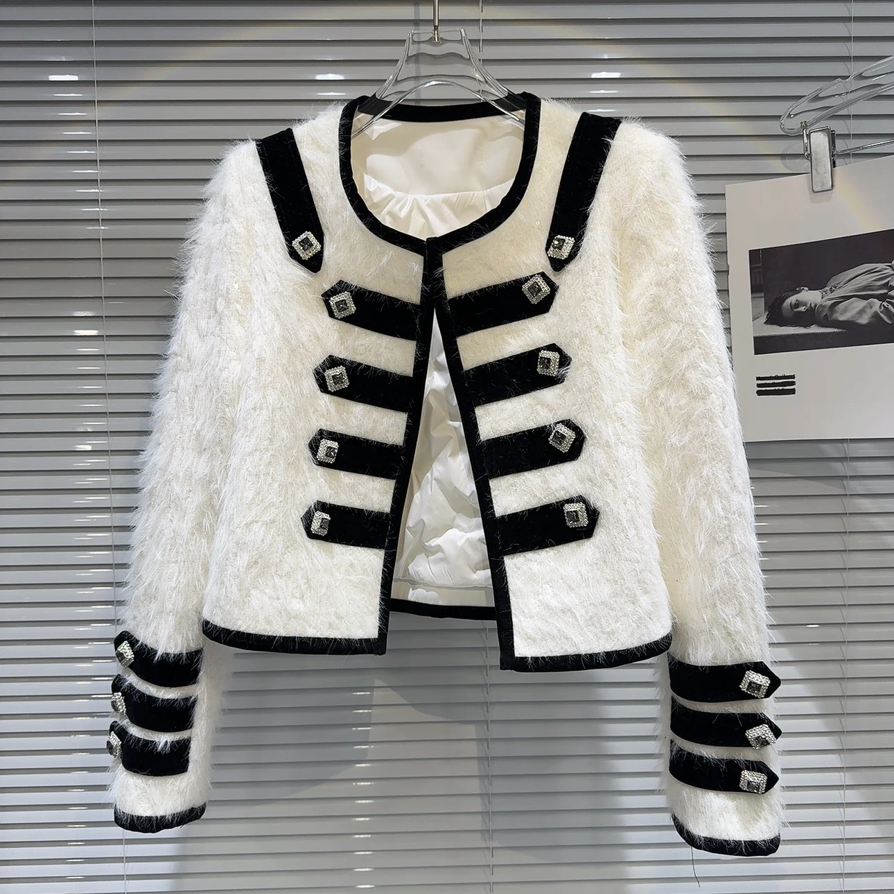 Winter 2026 New Small Fragrance Style High-Definition Rib Bone Button Plush Sequin down Inner Short Jacket Women
Winter 2026 New Small Fragrance Style High-Definition Rib Bone Button Plush Sequin down Inner Short Jacket Women