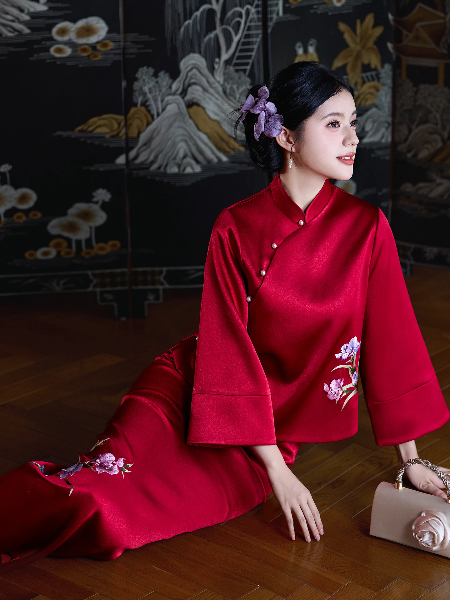 Красный вышитый свадебный комплект с длинными рукавами в стиле ципао для молодых женщин, с низким разрезом, из полиэфирного волокна
Красный вышитый свадебный комплект с длинными рукавами в стиле ципао для молодых женщин, с низким разрезом, из полиэфирного волокна