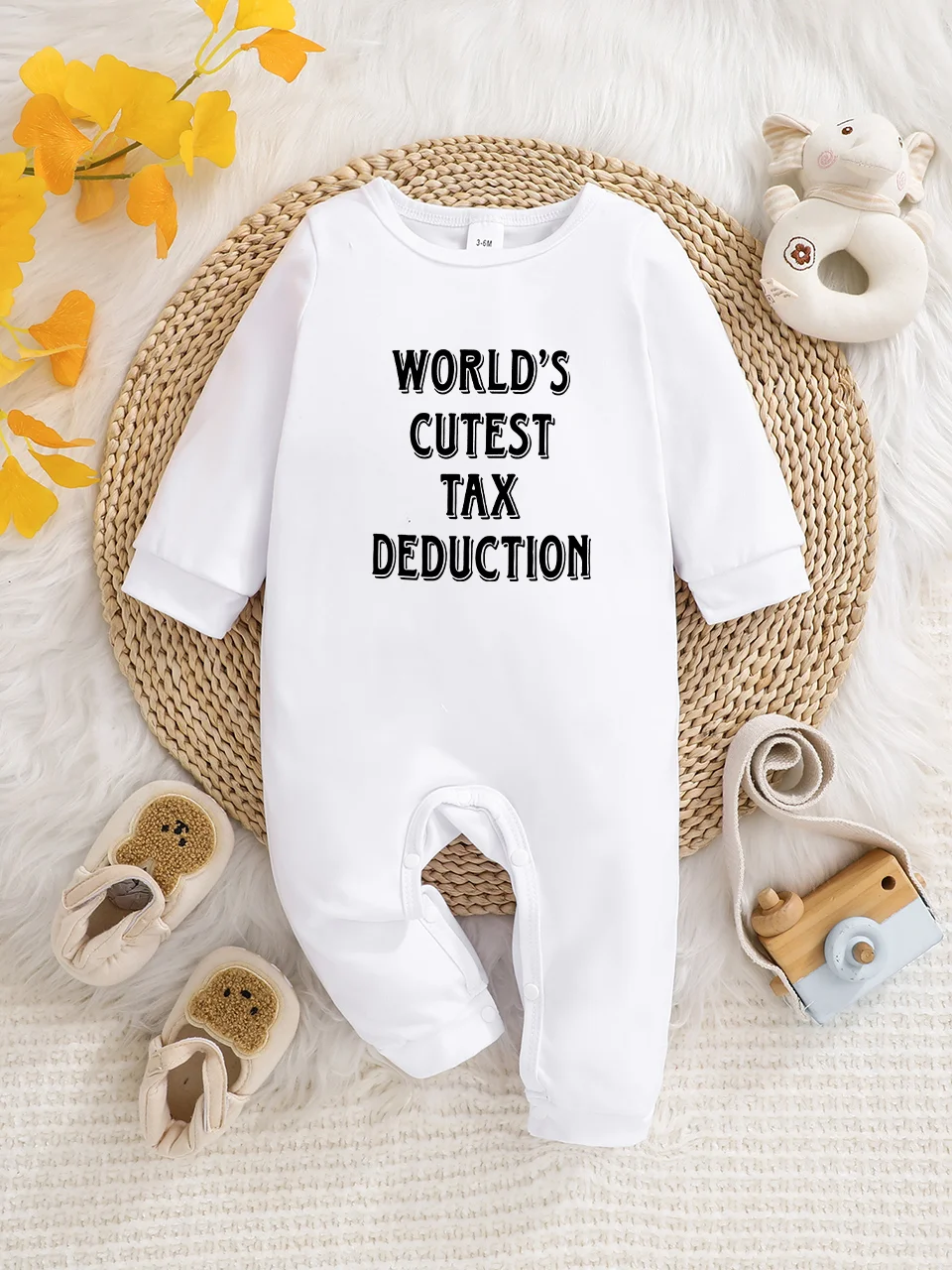 A baby long-sleeved onesie with interesting letter prints. It features a buttoned design for easy putting on and taking off, and
A baby long-sleeved onesie with interesting letter prints. It features a buttoned design for easy putting on and taking off, and