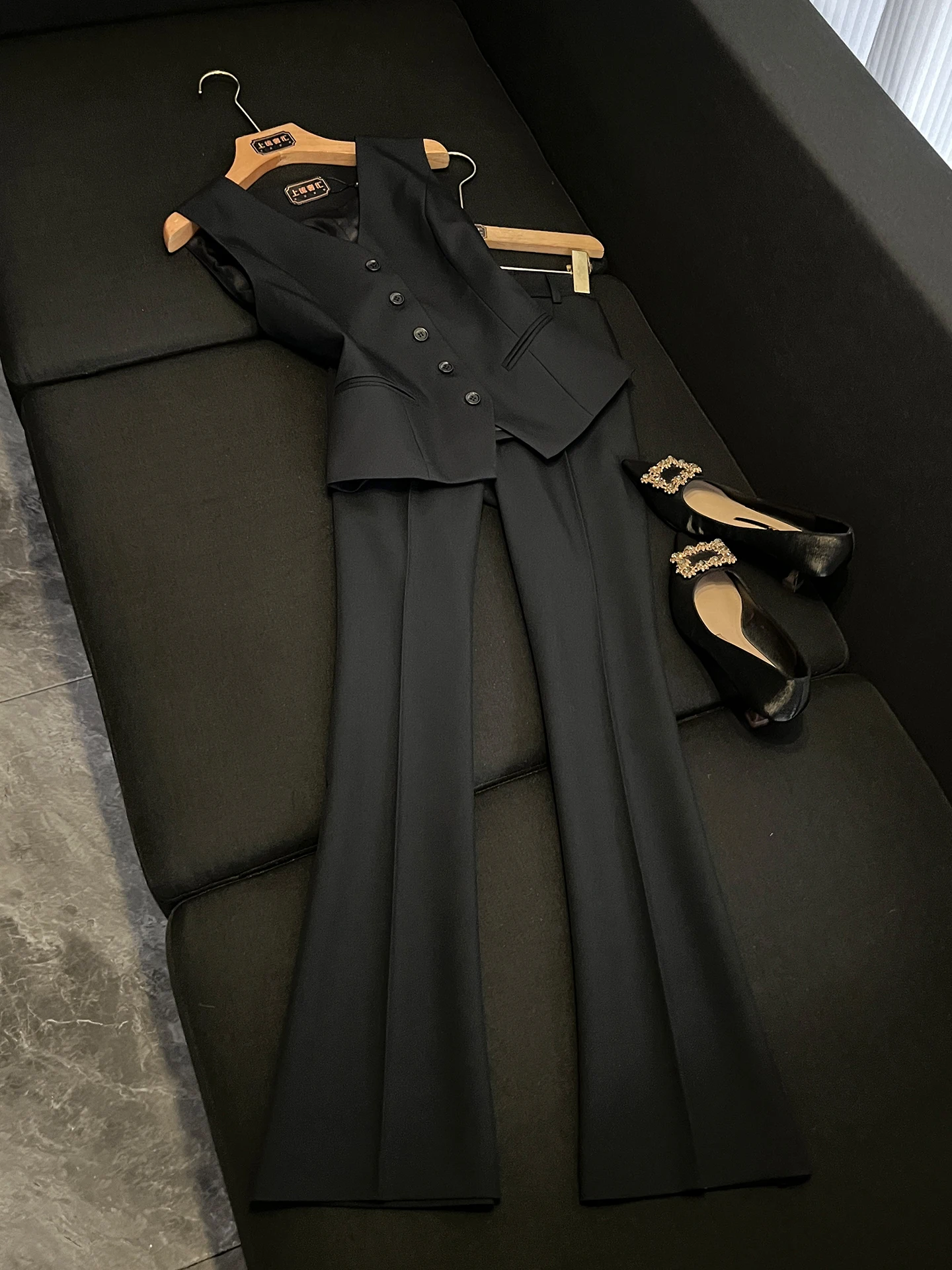 Summer 2026 Women's Fashion Slim Fit Vest And Wide Leg Pants Two Piece Set Commute High End Feeling P756 Button up Casual Wear
Summer 2026 Women's Fashion Slim Fit Vest And Wide Leg Pants Two Piece Set Commute High End Feeling P756 Button up Casual Wear