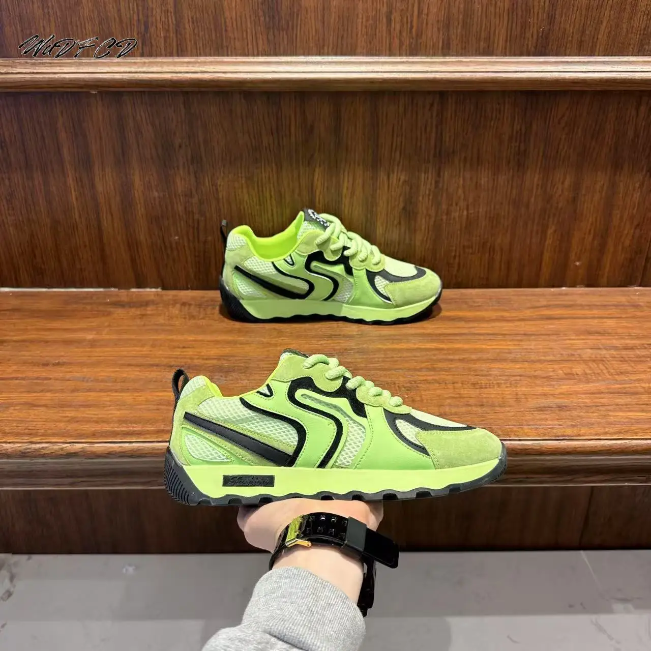 Кроссовки Повседневные мужские дизайнерские кроссовки в стиле ретро Модная кожаная ткань Дышащая спортивная обувь на плоской платформе с увеличенной высотой
Кроссовки Повседневные мужские дизайнерские кроссовки в стиле ретро Модная кожаная ткань Дышащая спортивная обувь на плоской платформе с увеличенной высотой