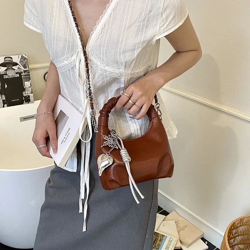 High-End Minimalist Leather Tote Bag Classic Vintage Style Crossbody Bag Women's Designer Stylish Shoulder Bag 
High-End Minimalist Leather Tote Bag Classic Vintage Style Crossbody Bag Women's Designer Stylish Shoulder Bag