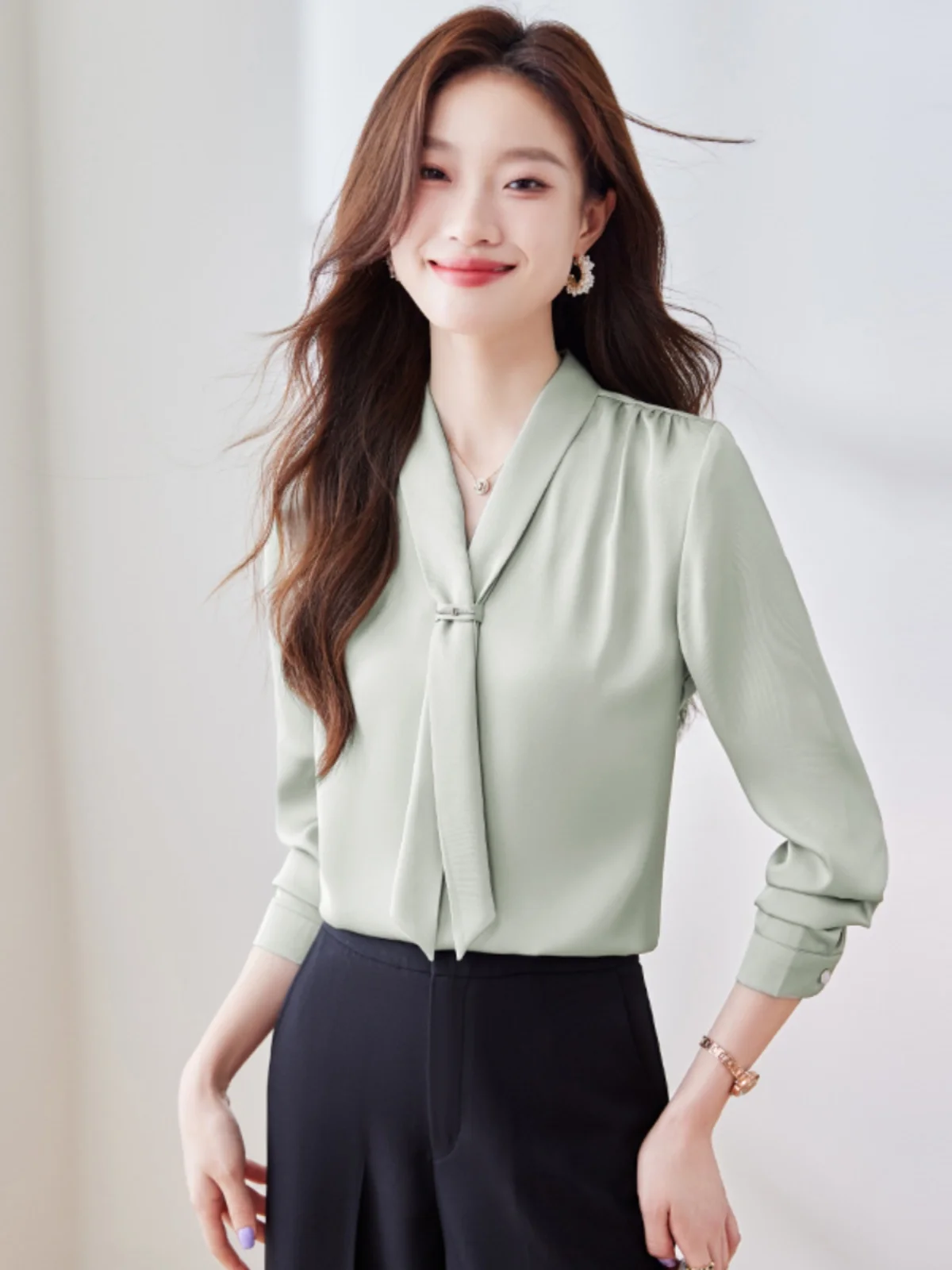 Elegant V-neck Belted Silk Shirt Women's Spring Autumn Fashionable Ladylike Shirt Business Casual Long Sleeve Pure Color Top
Elegant V-neck Belted Silk Shirt Women's Spring Autumn Fashionable Ladylike Shirt Business Casual Long Sleeve Pure Color Top
