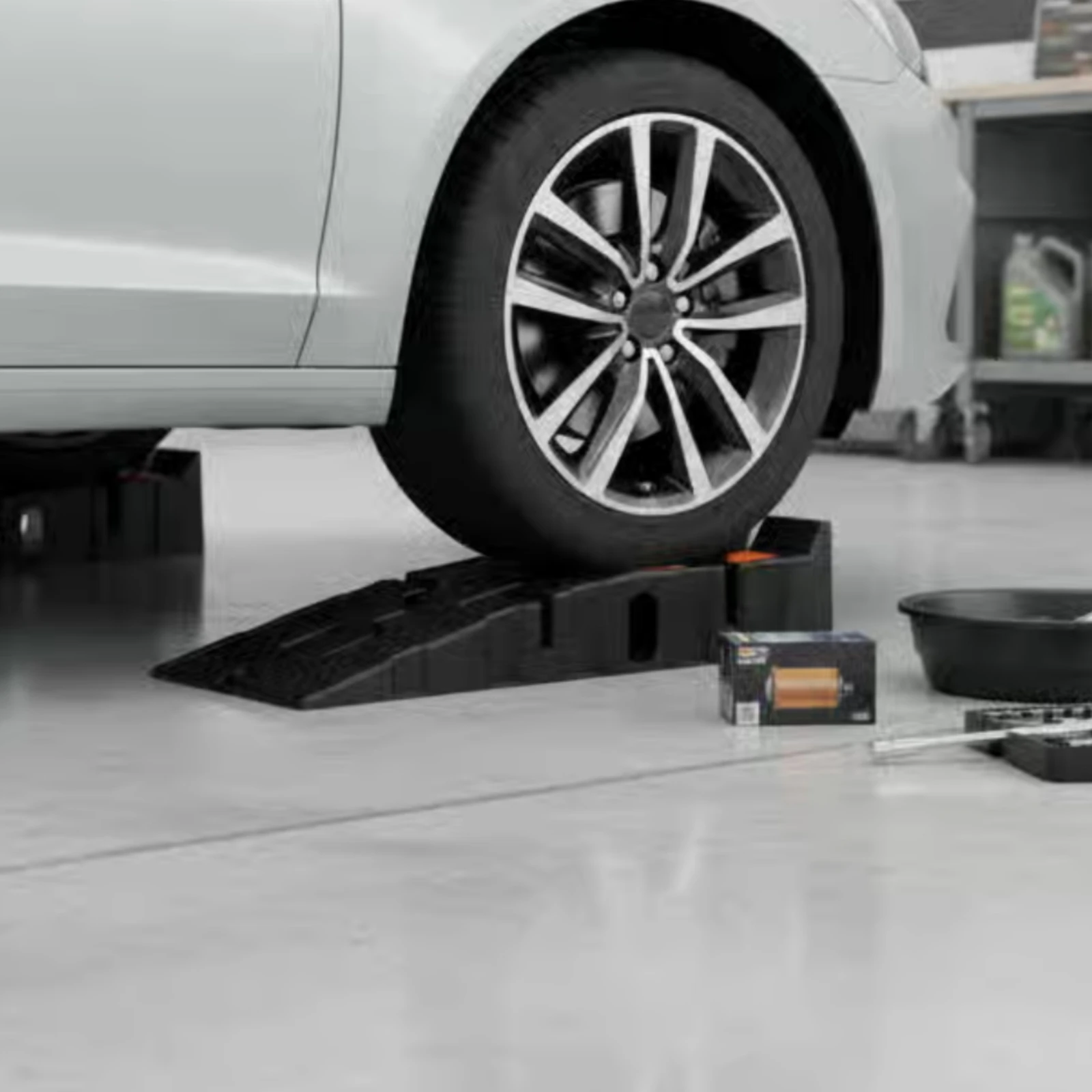 Plastic Car Ramp Single-Piece Stepped Car Ramp Vehicle Support Recessed Side Openings Garage Equipment Long-Lasting PP Material
Plastic Car Ramp Single-Piece Stepped Car Ramp Vehicle Support Recessed Side Openings Garage Equipment Long-Lasting PP Material