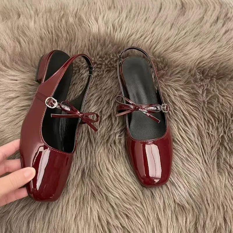 Новые удобные повседневные и универсальные весенне-летние туфли на плоской подошве с квадратным носком. Элегантная и модная женская обувь в стиле ретро.
Новые удобные повседневные и универсальные весенне-летние туфли на плоской подошве с квадратным носком. Элегантная и модная женская обувь в стиле ретро.