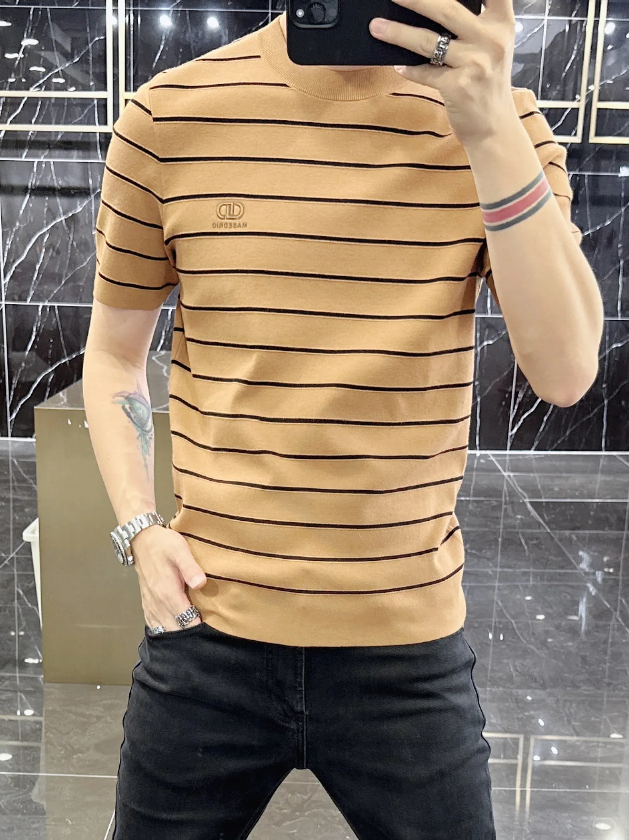 Элитный мужской полосатый вязаный шерстяной свитер с коротким рукавом, повседневная трикотажная одежда для осени и зимы, модный, удобный, с круглым вырезом
Элитный мужской полосатый вязаный шерстяной свитер с коротким рукавом, повседневная трикотажная одежда для осени и зимы, модный, удобный, с круглым вырезом