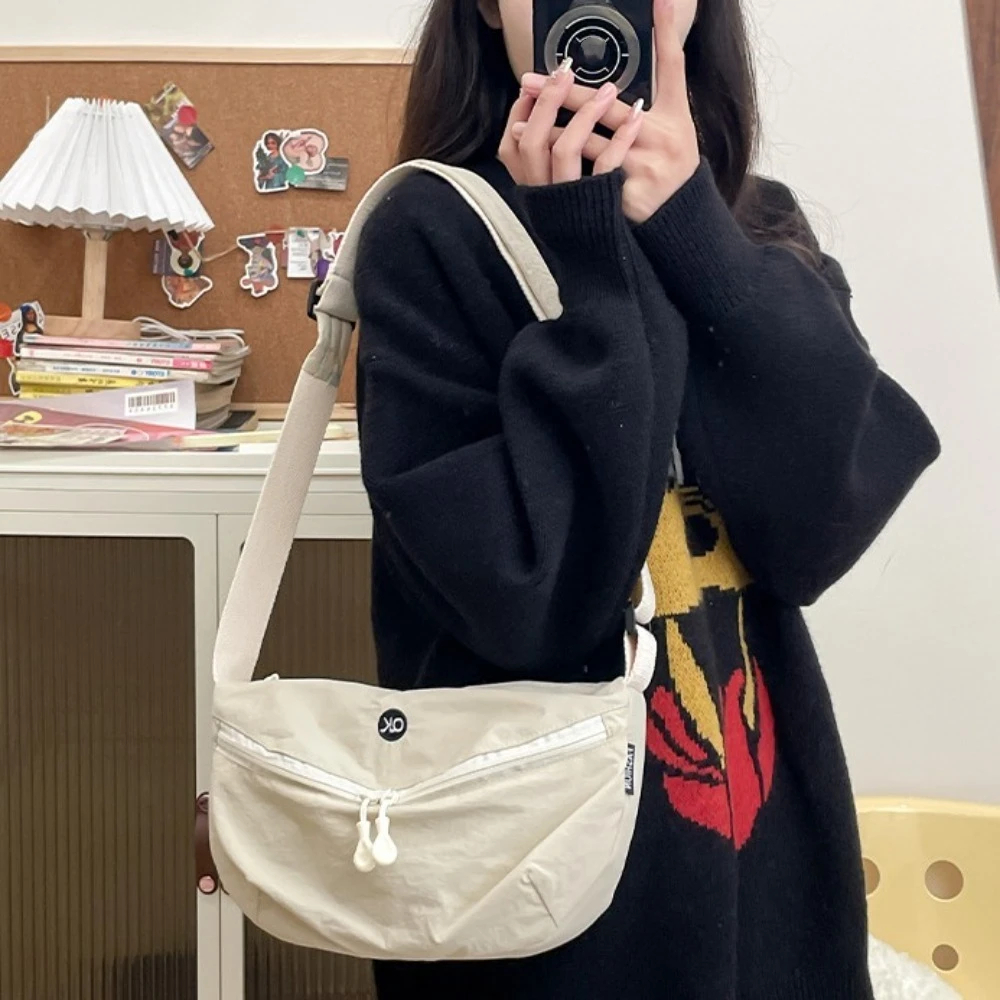 Casual Korean Style Nylon Shoulder Bag Large Capacity All-match Stripe Underarm Bag Simple Sports Half Moon Bags Boys
Casual Korean Style Nylon Shoulder Bag Large Capacity All-match Stripe Underarm Bag Simple Sports Half Moon Bags Boys