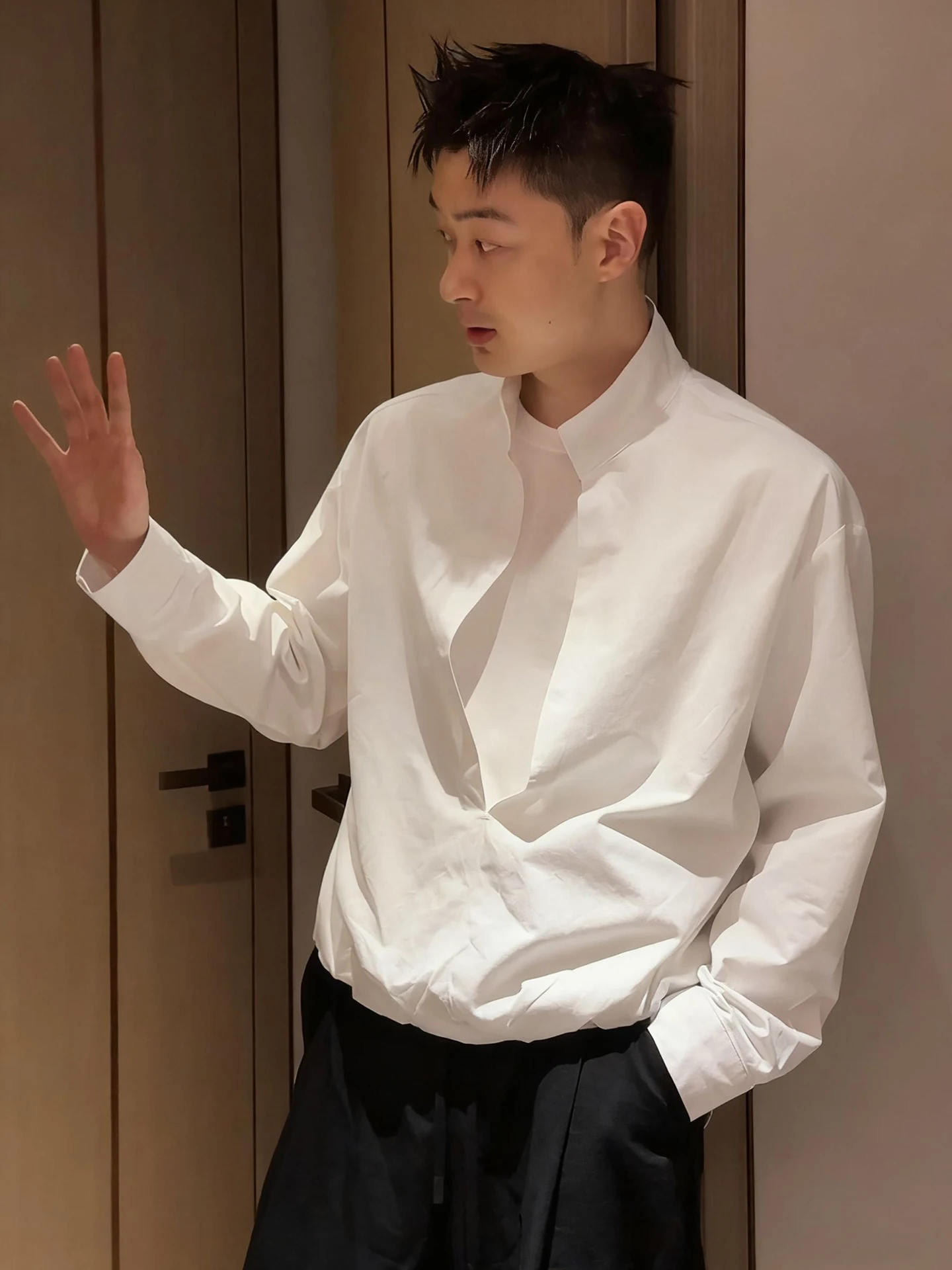 Белая мужская куртка с длинным рукавом и V-образным вырезом, базовый слой, верхняя одежда, дизайн с воротником-стойкой, дышащая, свободного кроя, осенняя мода
Белая мужская куртка с длинным рукавом и V-образным вырезом, базовый слой, верхняя одежда, дизайн с воротником-стойкой, дышащая, свободного кроя, осенняя мода