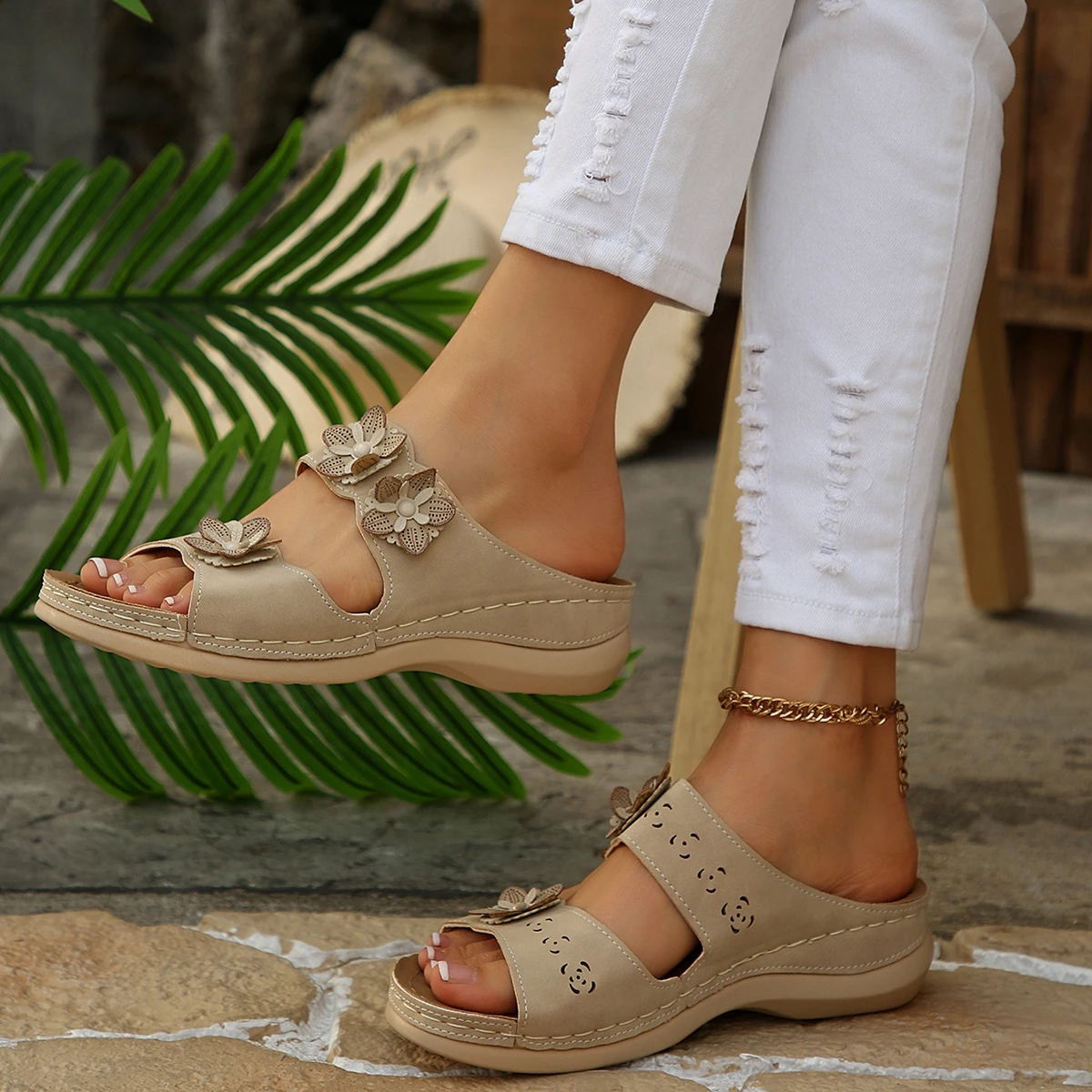2026 Summer New Fashion Flower Decorated Comfortable Beach Slippers Women's Orthopedic Wedge Soft Sole Anti-Slip Slippers
2026 Summer New Fashion Flower Decorated Comfortable Beach Slippers Women's Orthopedic Wedge Soft Sole Anti-Slip Slippers