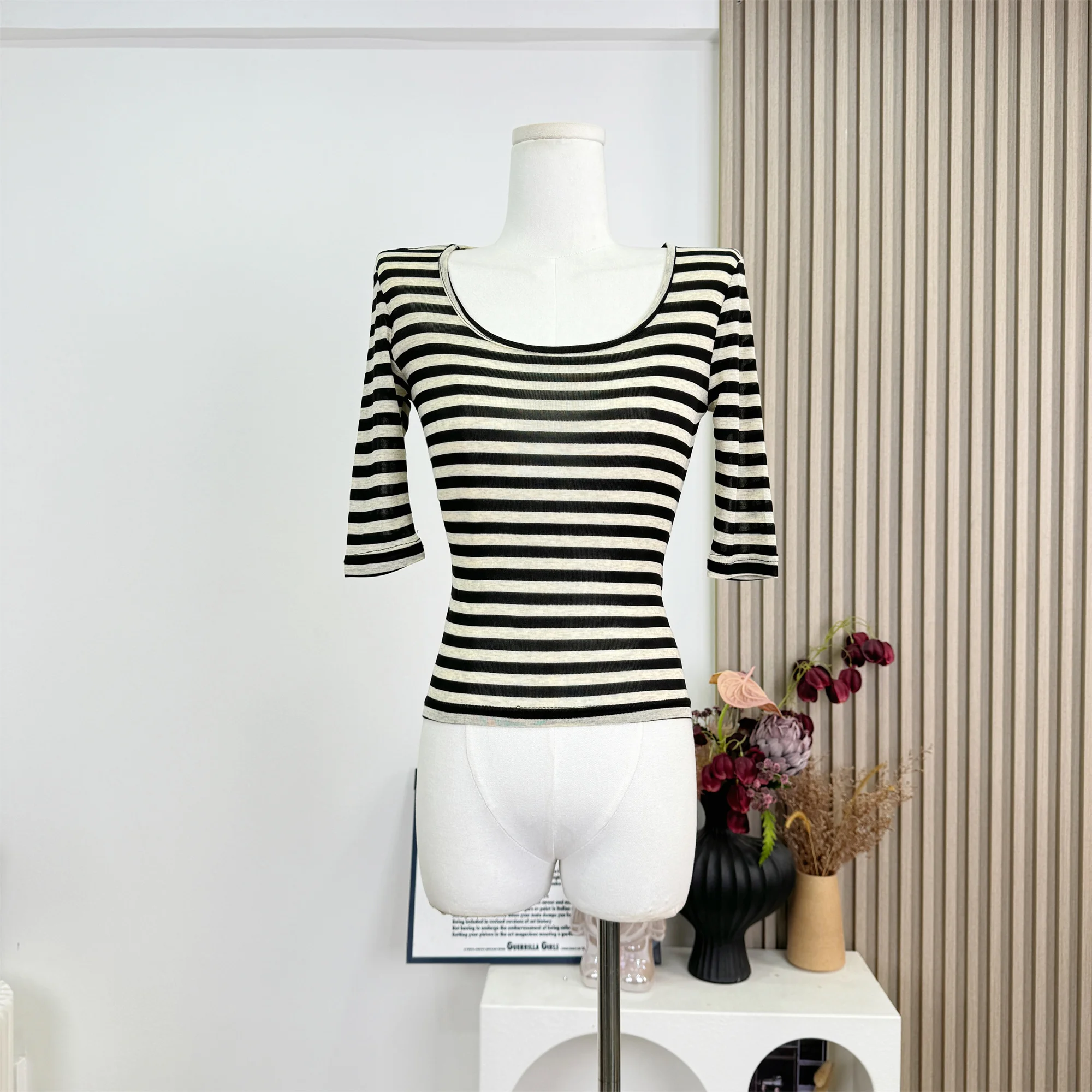 Five-quarter Sleeve U-neck Top Slim Fit Striped Rayon T-irt Women Summer New Round Neck Casual Thin Top Korean Version Commute
Five-quarter Sleeve U-neck Top Slim Fit Striped Rayon T-irt Women Summer New Round Neck Casual Thin Top Korean Version Commute