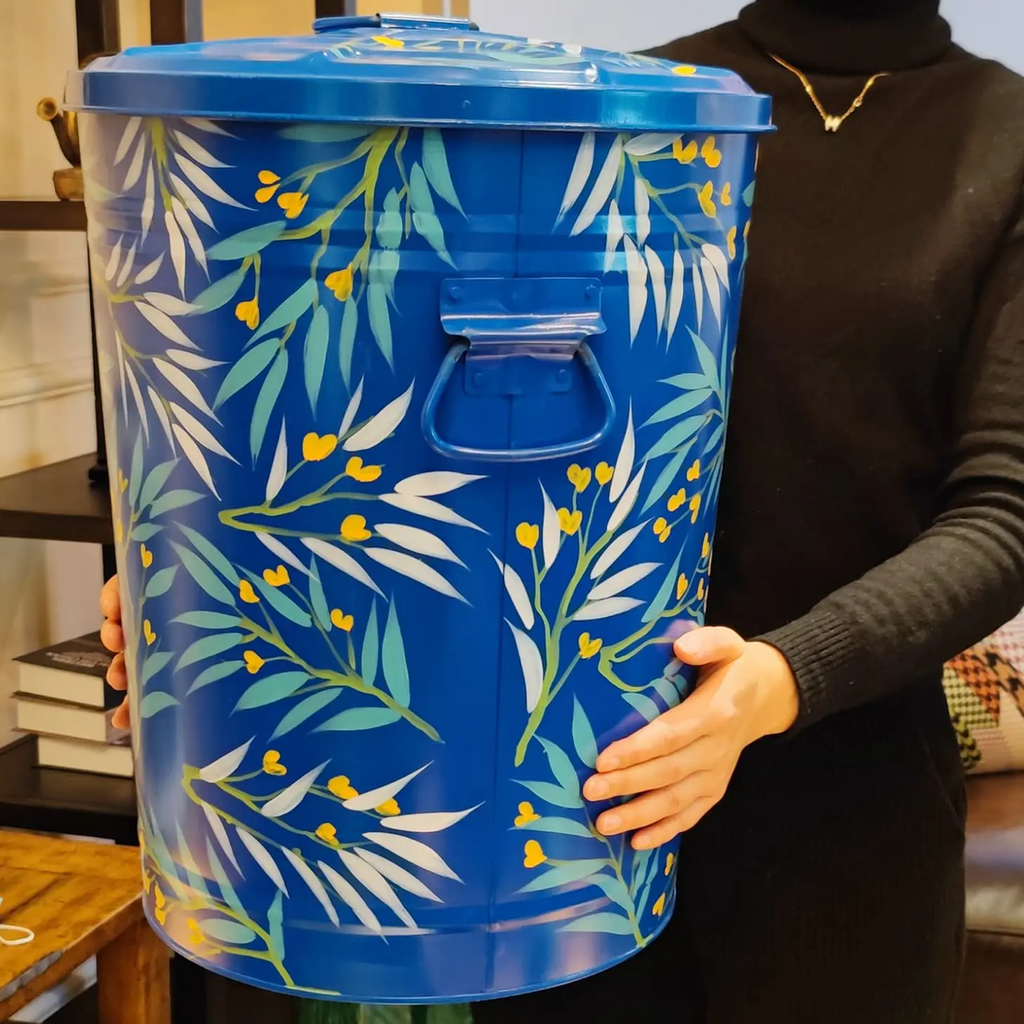 Hand Painted Metal Trash Can with Lid Recycling Canister Storage Organization Decorative Garbage Can Waste Bin for Kitchen Livin
Hand Painted Metal Trash Can with Lid Recycling Canister Storage Organization Decorative Garbage Can Waste Bin for Kitchen Livin