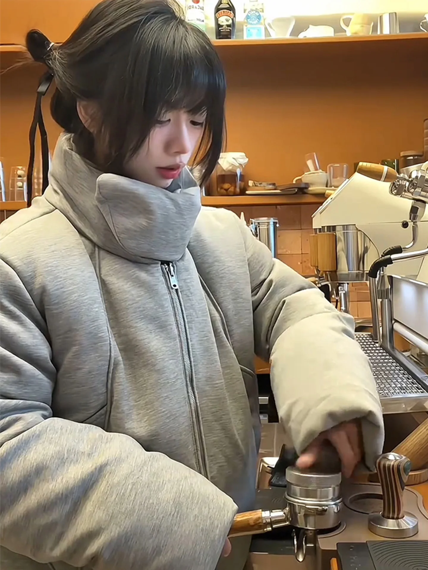 Мягкая воздушная толстовка-худи G9 Harrington с шарфом, хлопковая куртка для мужчин и женщин, зимняя, в американском ретро-стиле, Cleanfit, теплая, с длинными рукавами
Мягкая воздушная толстовка-худи G9 Harrington с шарфом, хлопковая куртка для мужчин и женщин, зимняя, в американском ретро-стиле, Cleanfit, теплая, с длинными рукавами