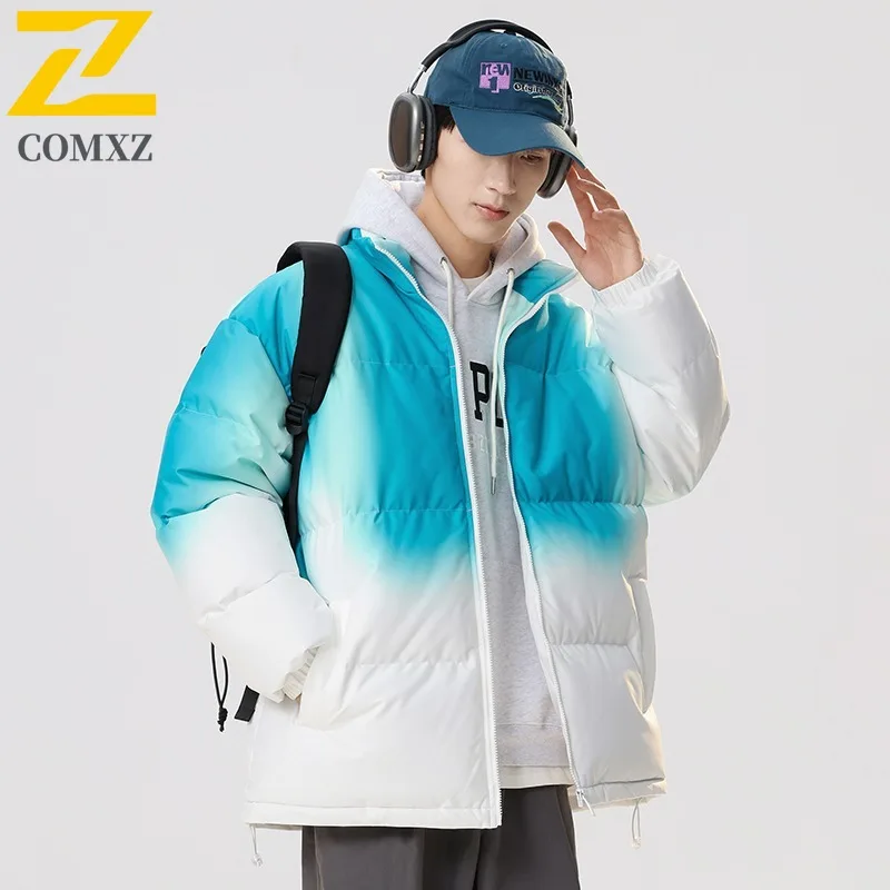COMXZ 2025 Мужская парная толстая хлопковая куртка с градиентом, зимняя теплая высококачественная двусторонняя повседневная спортивная куртка свободного покроя в гонконгском стиле
COMXZ 2025 Мужская парная толстая хлопковая куртка с градиентом, зимняя теплая высококачественная двусторонняя повседневная спортивная куртка свободного покроя в гонконгском стиле