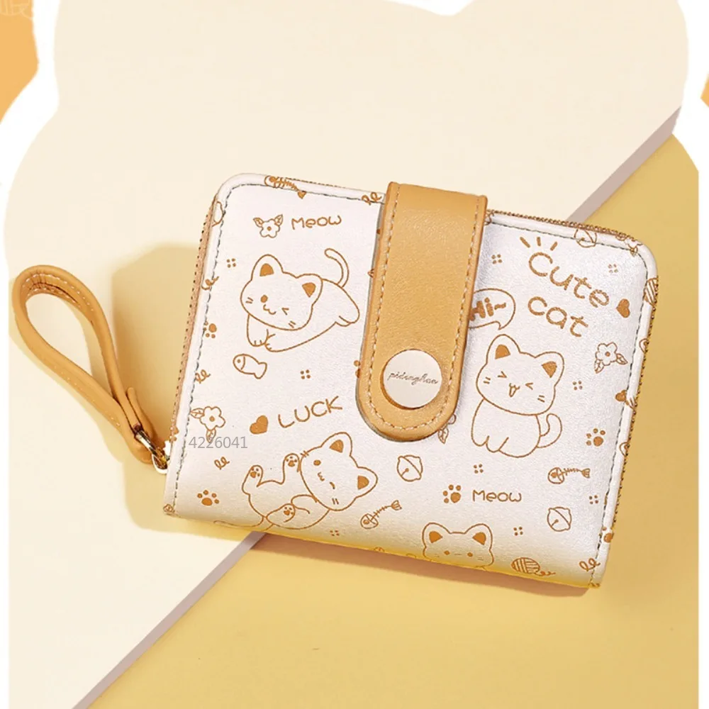 Милый кошелек для девочек с изображением кота, короткий, для студенческих карт и банковских карт, маленький кошелек-портмоне на молнии, высококачественный кошелек для мелочи, сумочка
Милый кошелек для девочек с изображением кота, короткий, для студенческих карт и банковских карт, маленький кошелек-портмоне на молнии, высококачественный кошелек для мелочи, сумочка